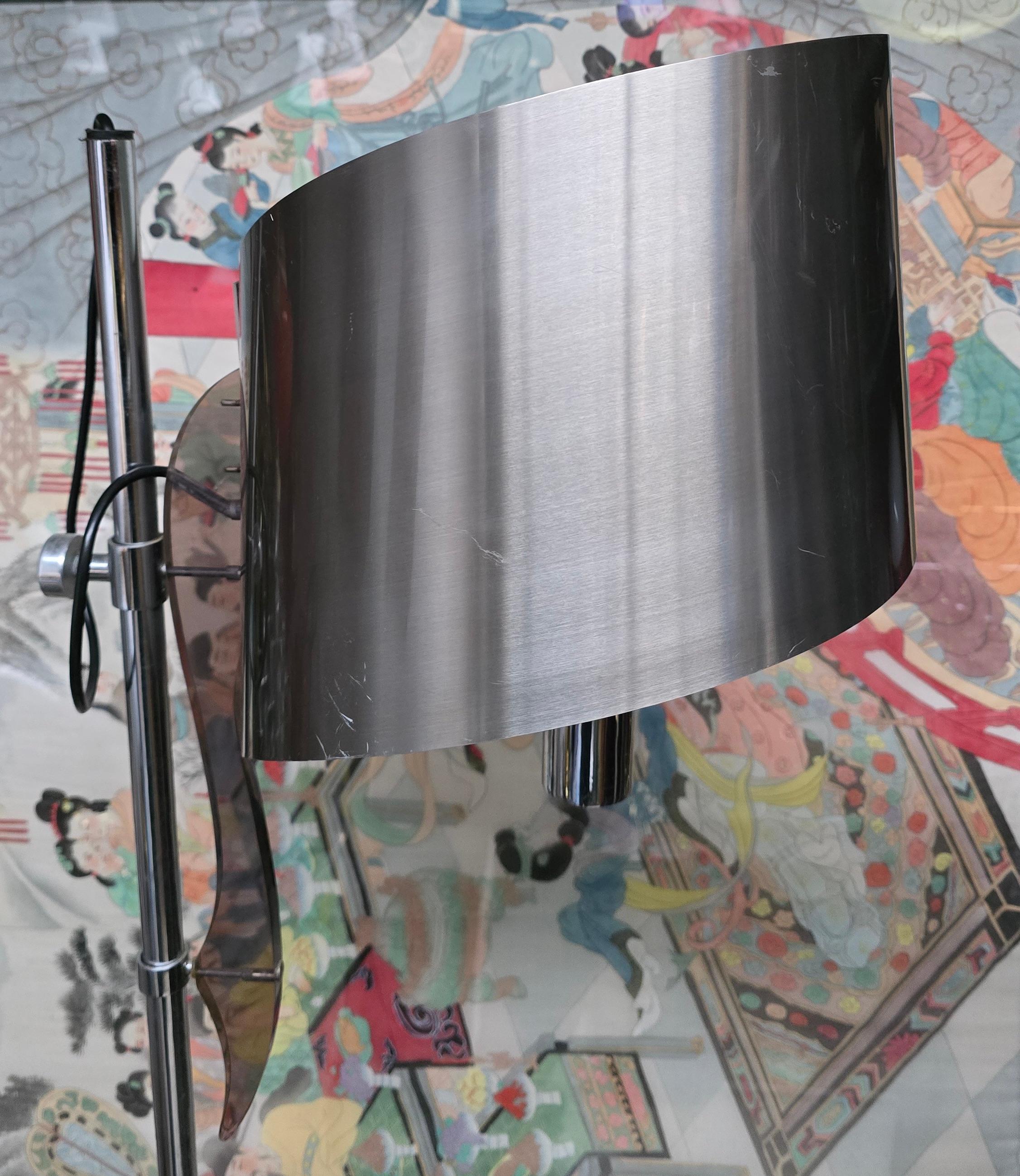Paar Stehlampen von Maison Charles mit geschwungenen Edelstahlschirmen im Angebot 4