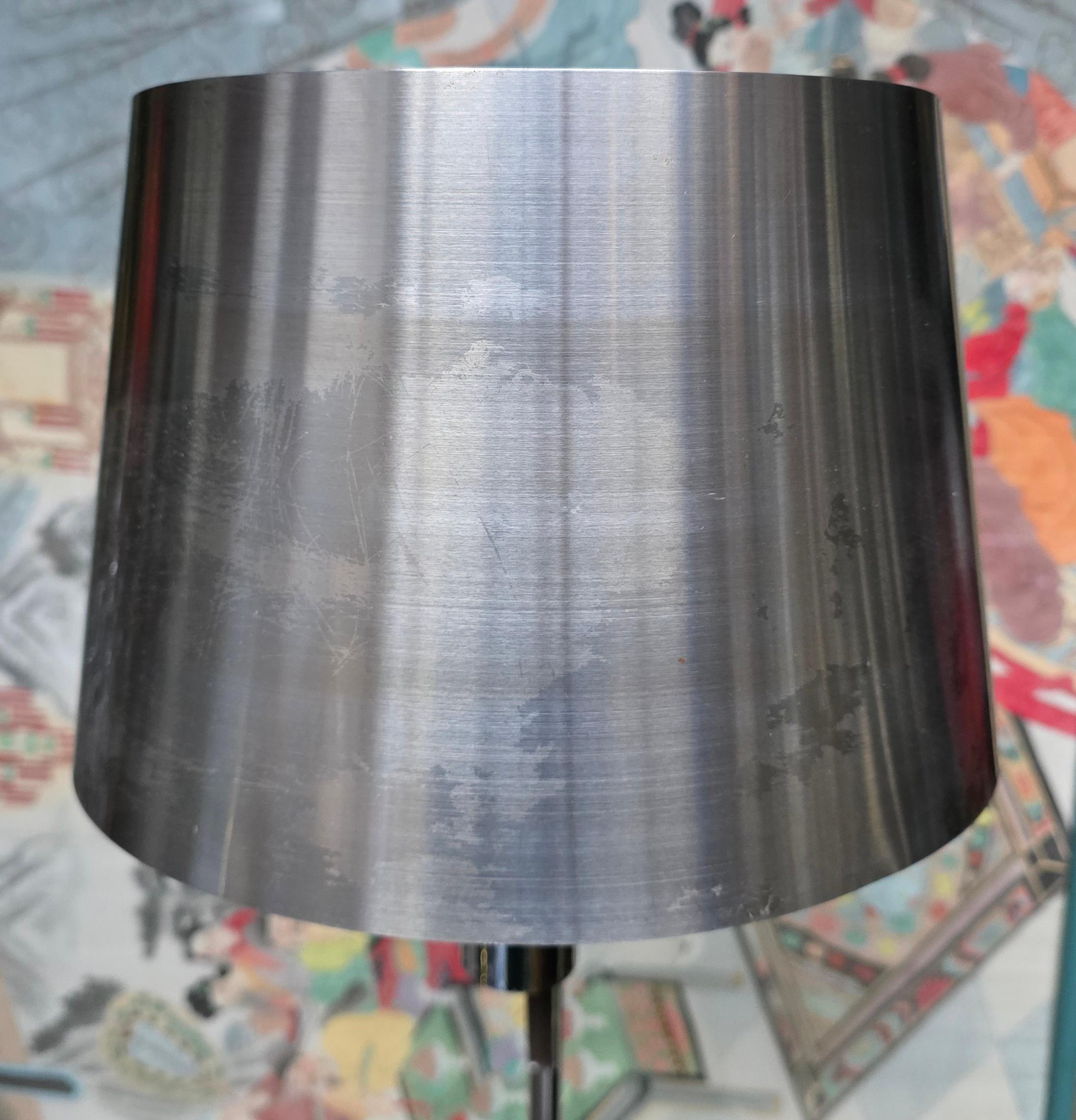 Paar Stehlampen von Maison Charles mit geschwungenen Edelstahlschirmen im Angebot 1