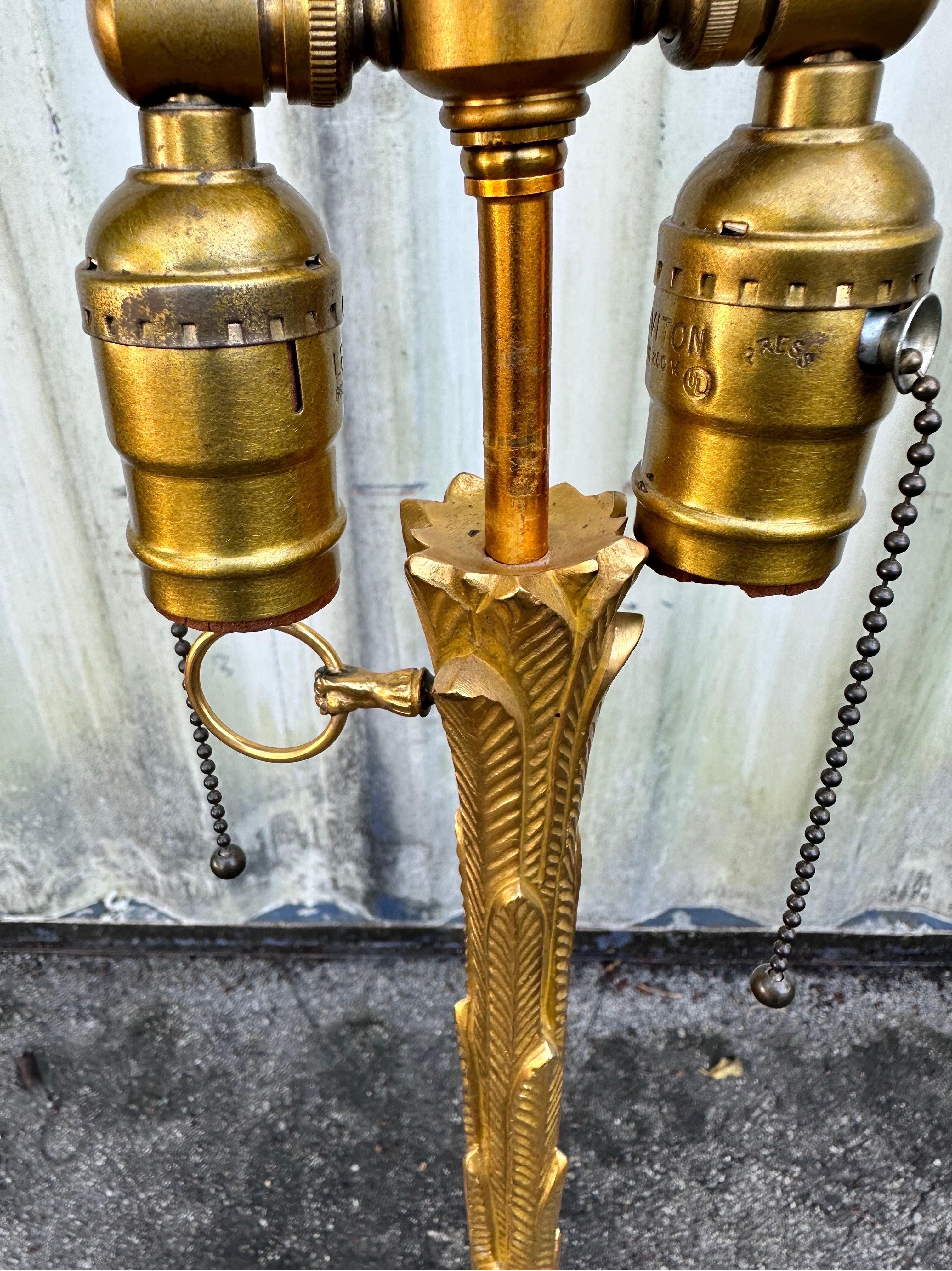 Paar französische Stehlampen aus vergoldeter Bronze von Maison Charles  im Angebot 3