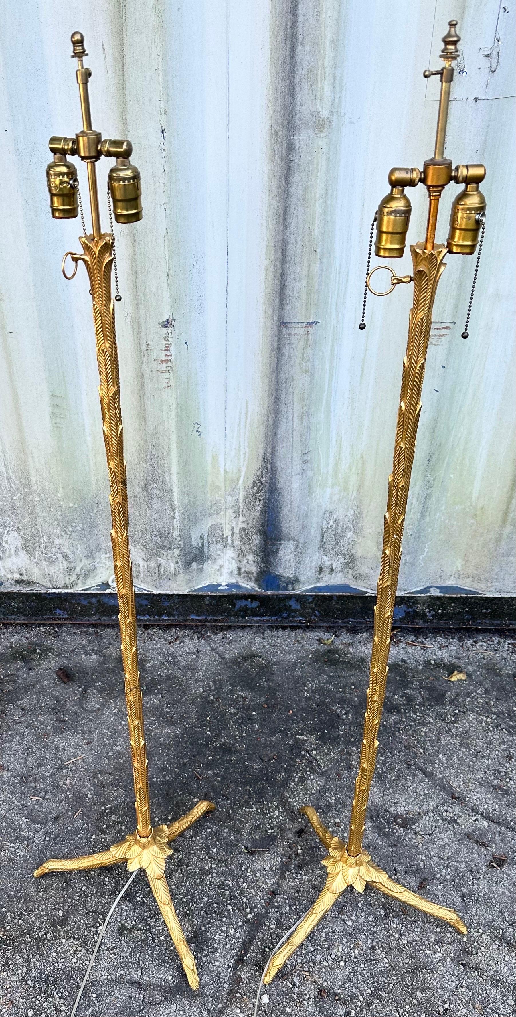 Paire de lampadaires français en bronze doré de la Maison Charles  Bon état - En vente à Miami, FL