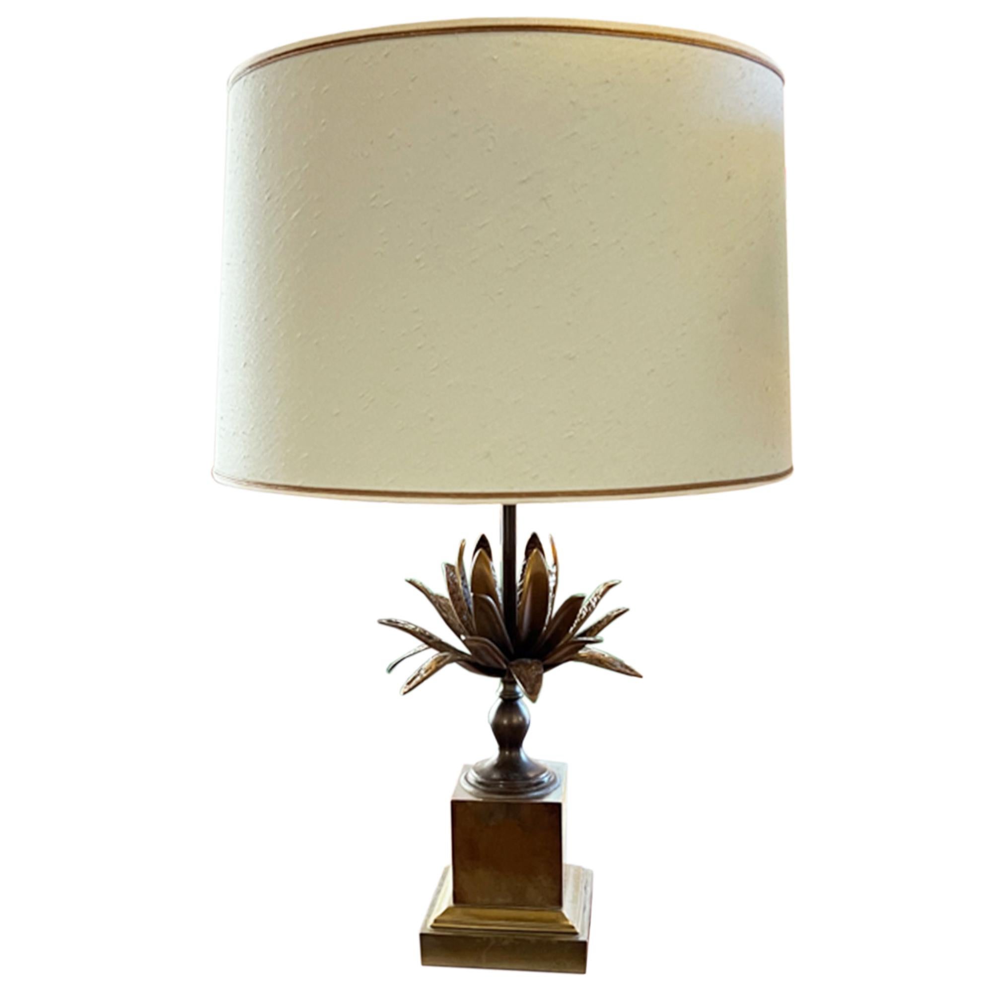 Questa coppia di grandi lampade da tavolo decorative è realizzata nello stile di Maison Charles. 

Le piante di agave appartengono alla famiglia delle succulente e hanno foglie forti e carnose. Originarie delle zone aride del Nord e del Sud America,