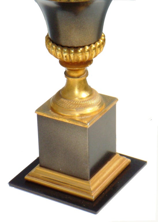 Paire de 2 lampes de table en laiton et acier patiné, de style néoclassique de la Maison Charles. 
Abat-jours inclus.
Câblage américain et chaque lampe est équipée de 2 petites ampoules candélabres de 25 watts maximum.