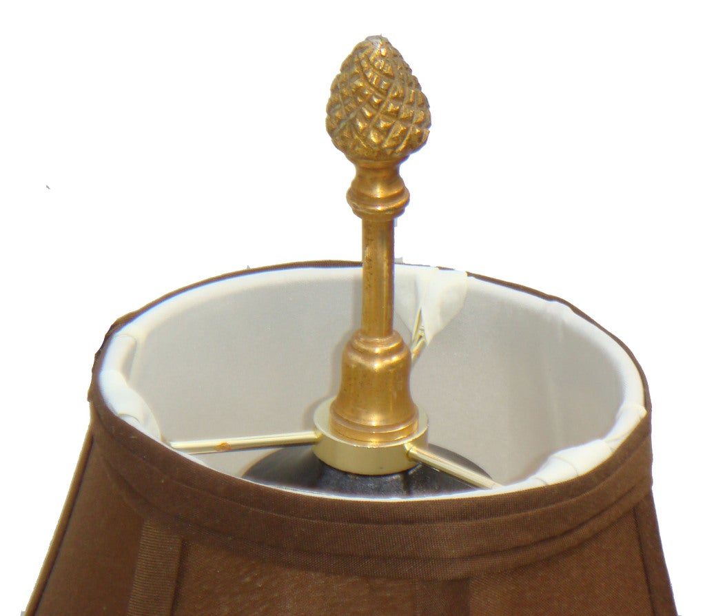 Français Paire de lampes de bureau néoclassiques en laiton de la Maison Charles