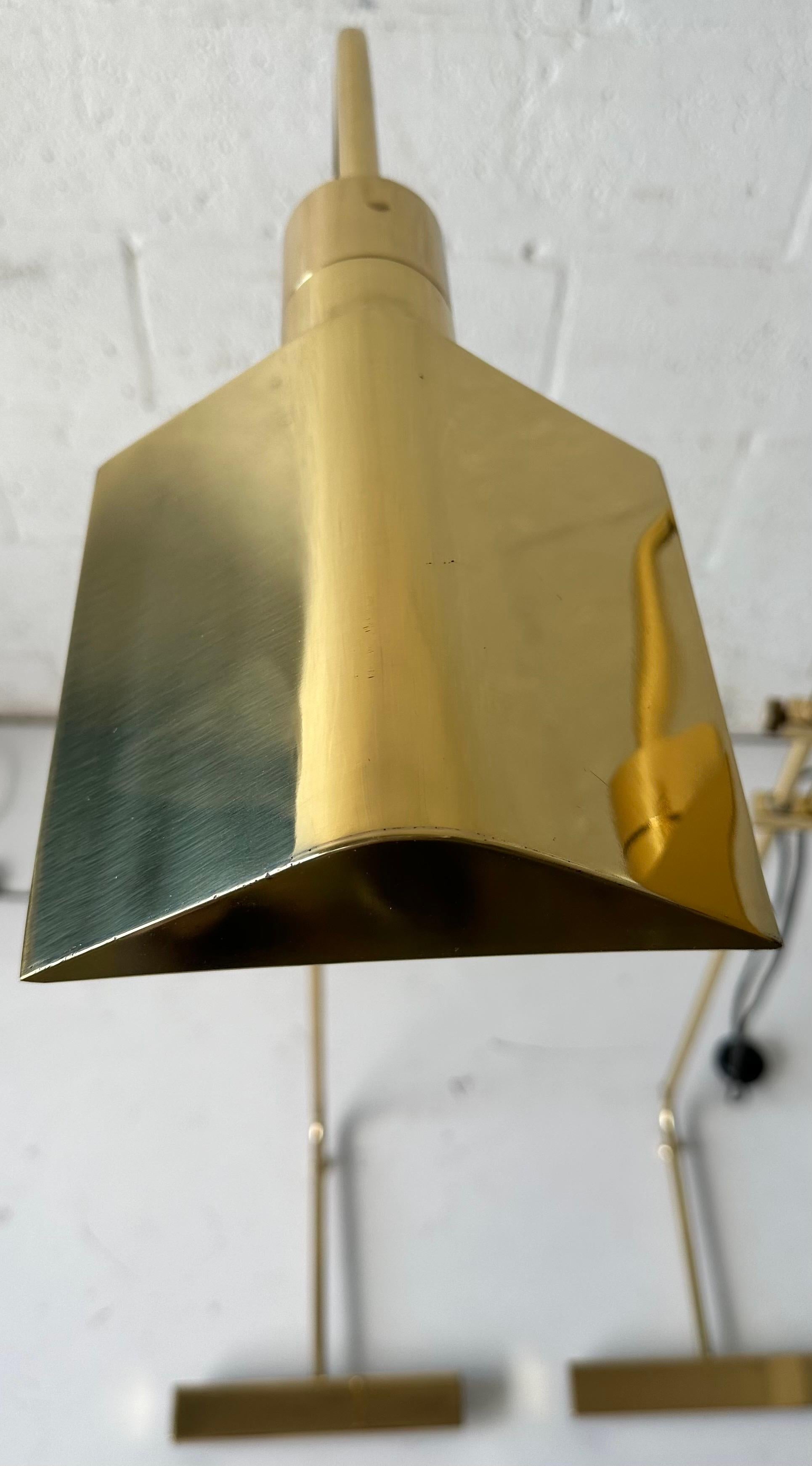 Paire de Maison Jansen  Lampadaire réglable en laiton, circa 1960 en vente 4