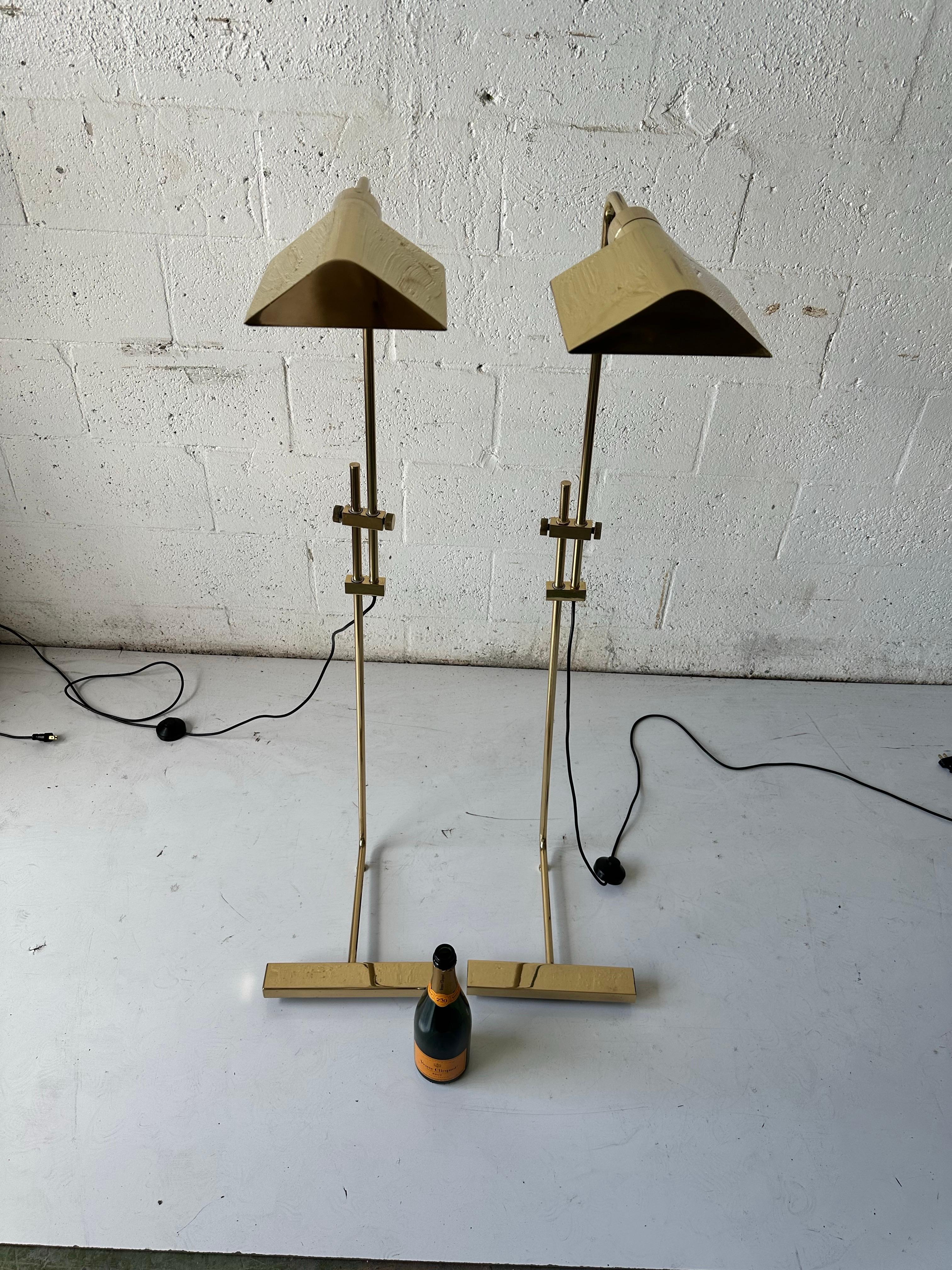 Paire de Maison Jansen  Lampadaire réglable en laiton, circa 1960 en vente 5