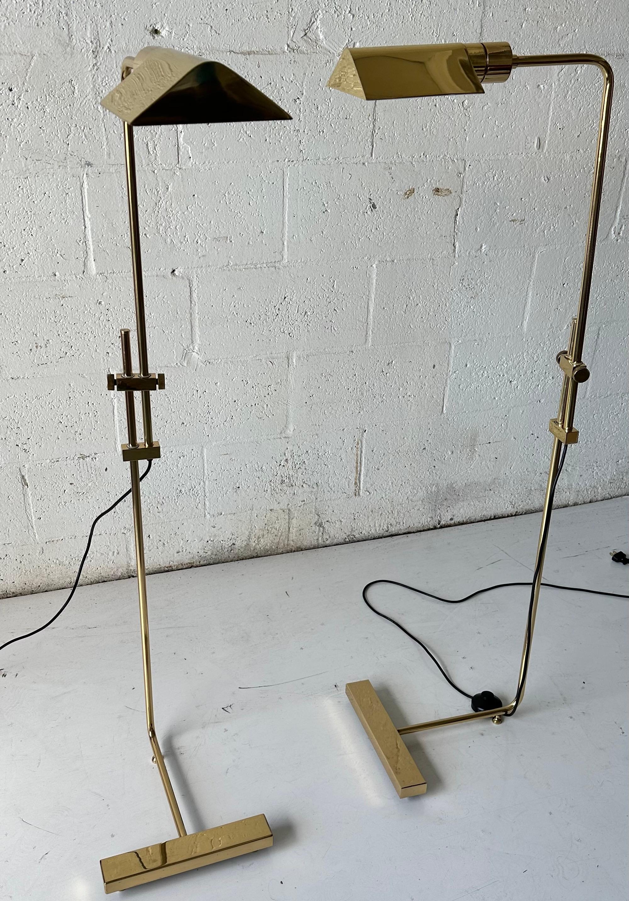 Paire de Maison Jansen  Lampadaire réglable en laiton, circa 1960 en vente 6