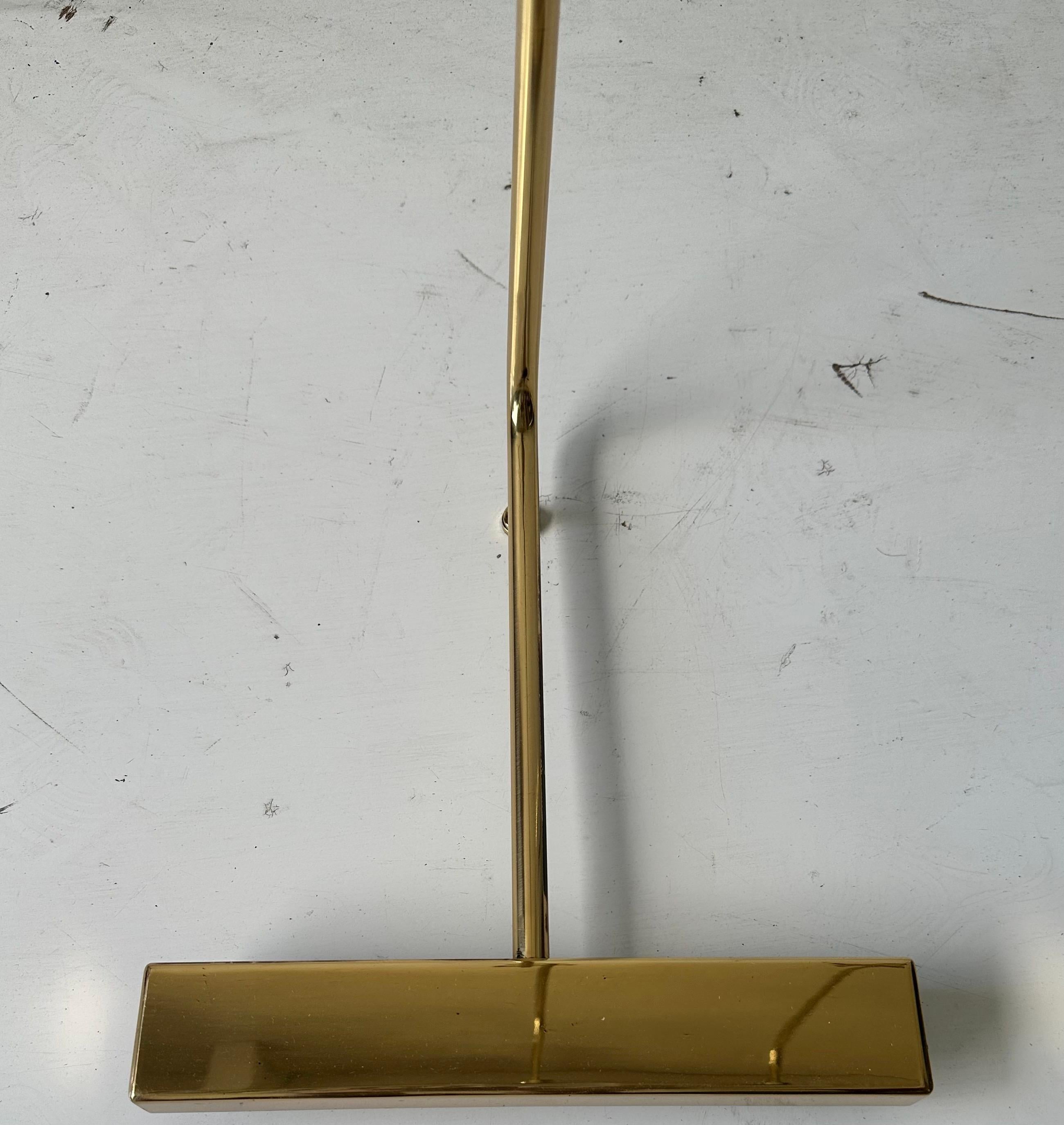 Paire de Maison Jansen  Lampadaire réglable en laiton, circa 1960 en vente 7