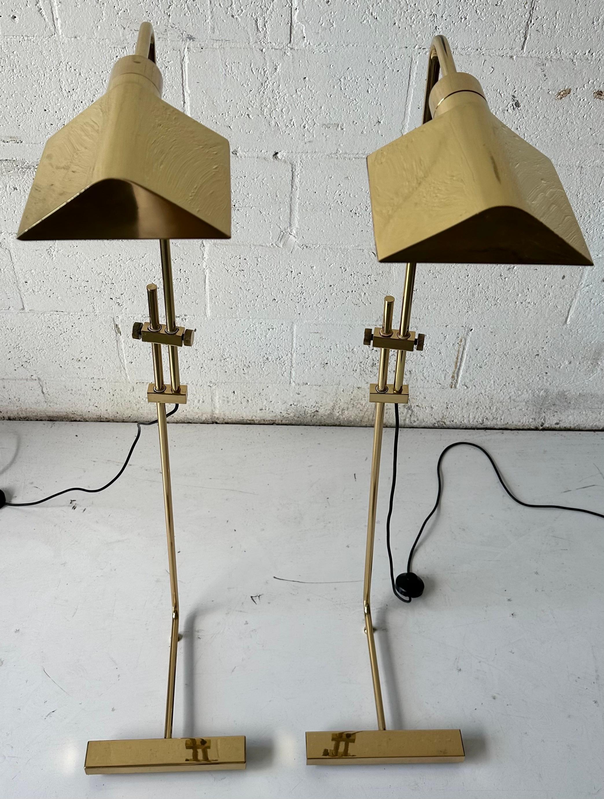 Paire de Maison Jansen  Lampadaire réglable en laiton, circa 1960 en vente 8