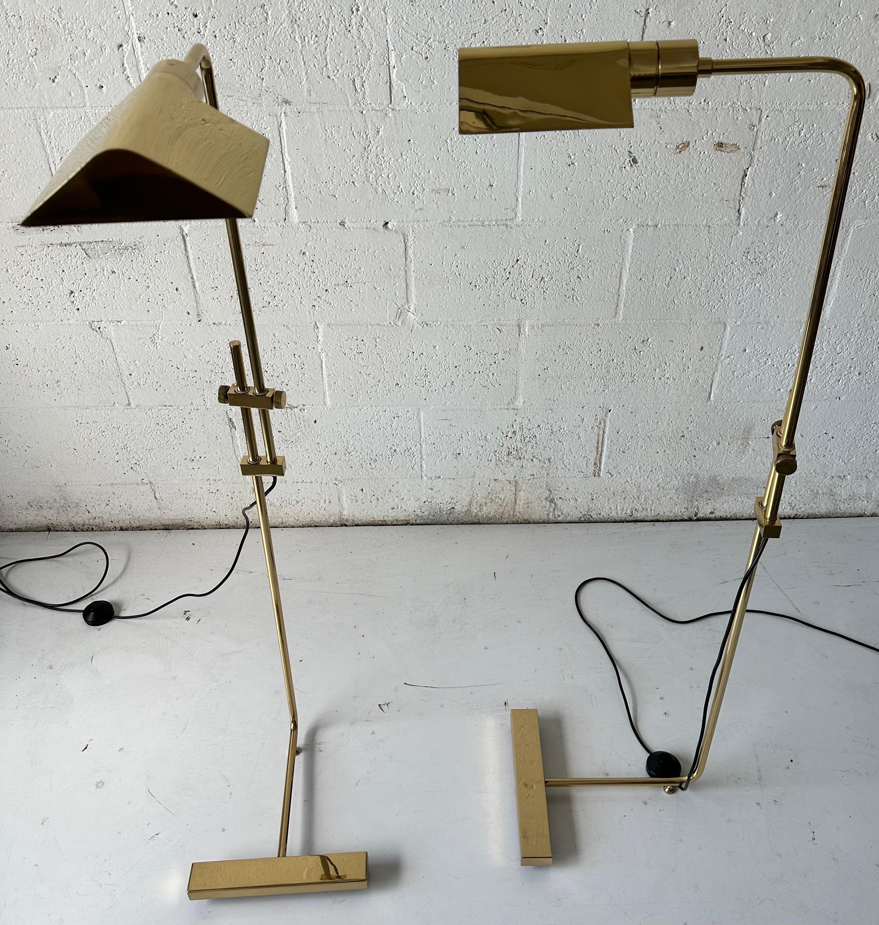 Paire de Maison Jansen  Lampadaire réglable en laiton circa 1960.
Superbe design et lampes de haute qualité.
