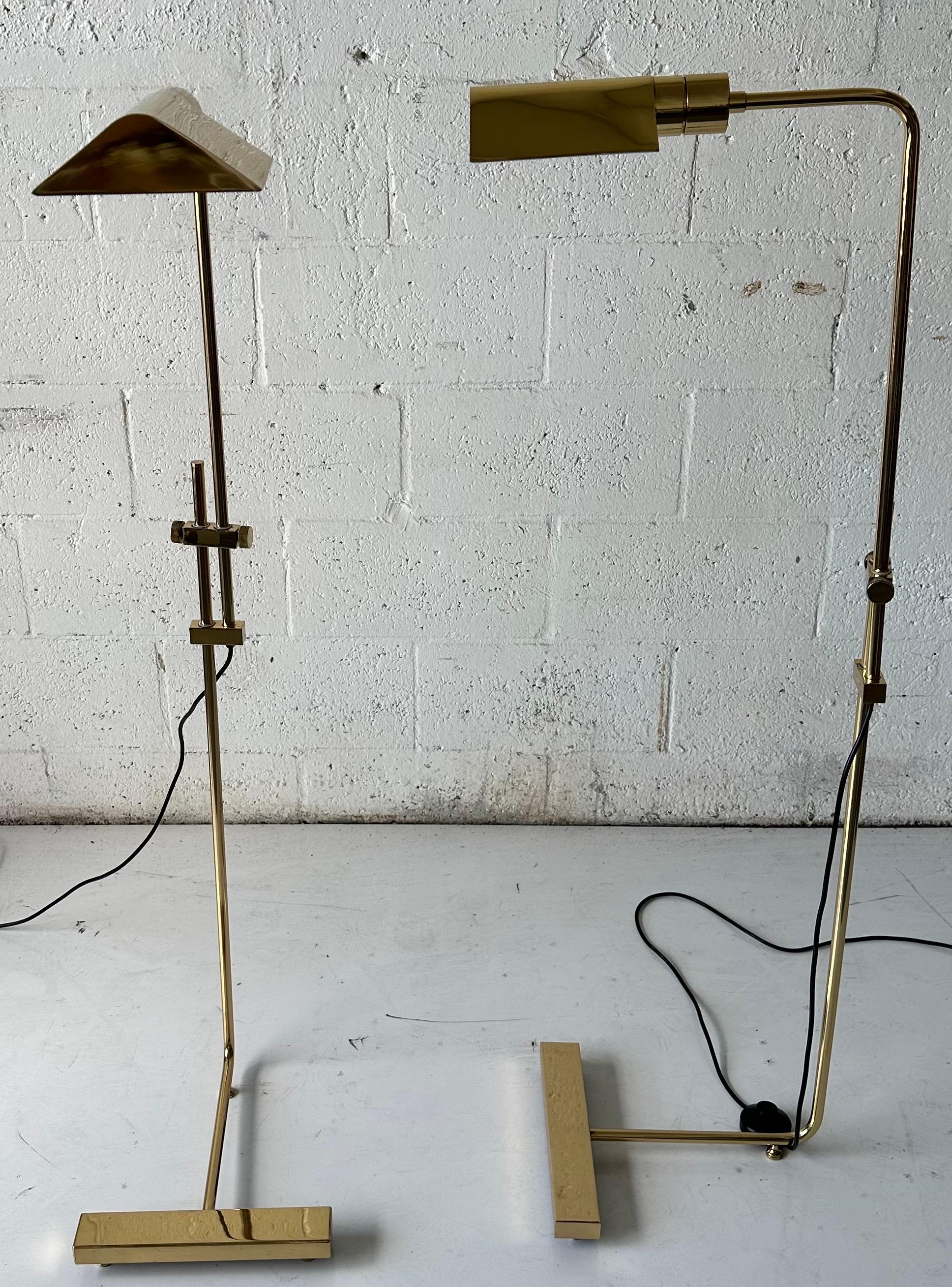 Mid-Century Modern Paire de Maison Jansen  Lampadaire réglable en laiton, circa 1960 en vente