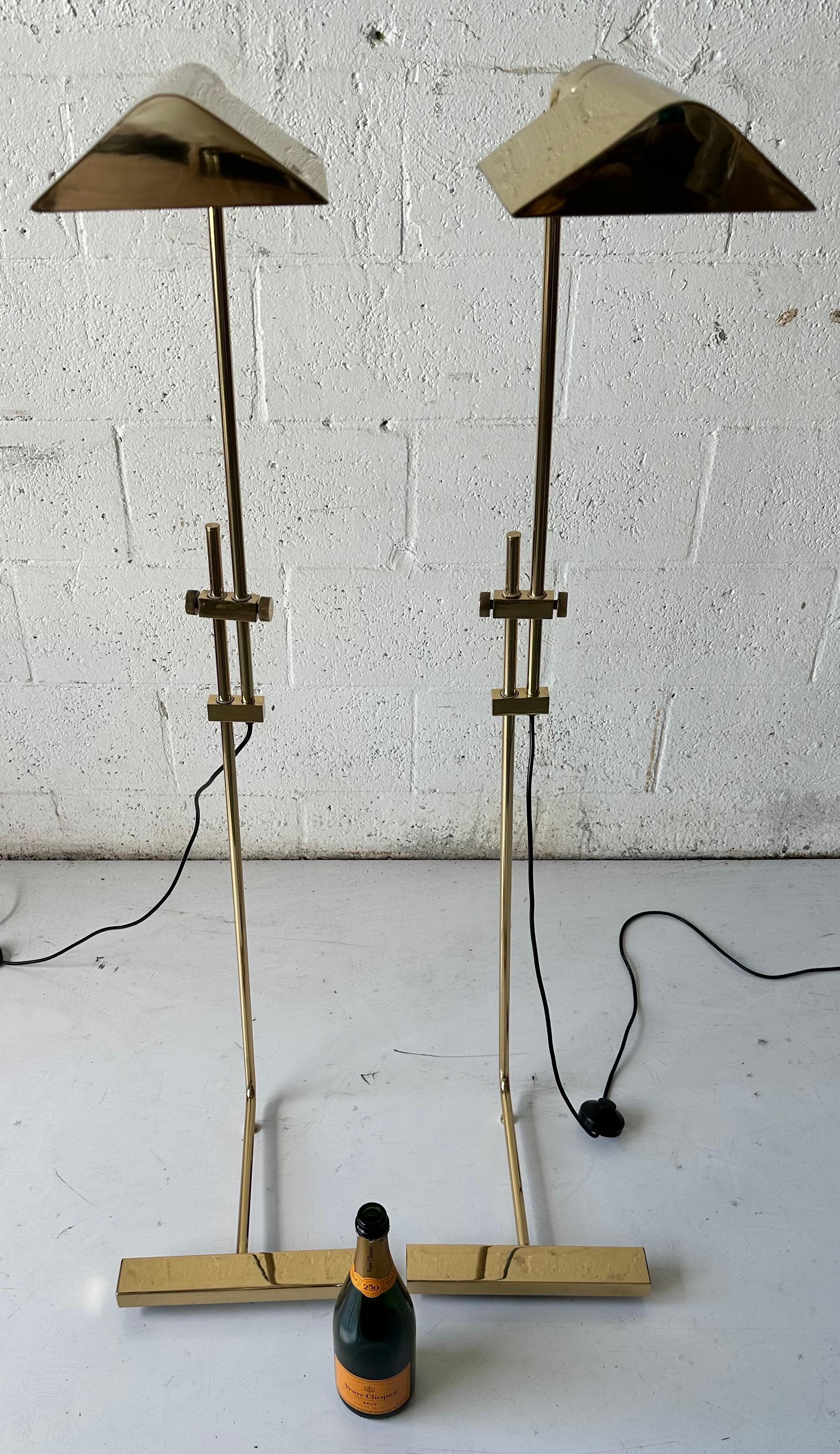 Paire de Maison Jansen  Lampadaire réglable en laiton, circa 1960 Bon état - En vente à Miami, FL