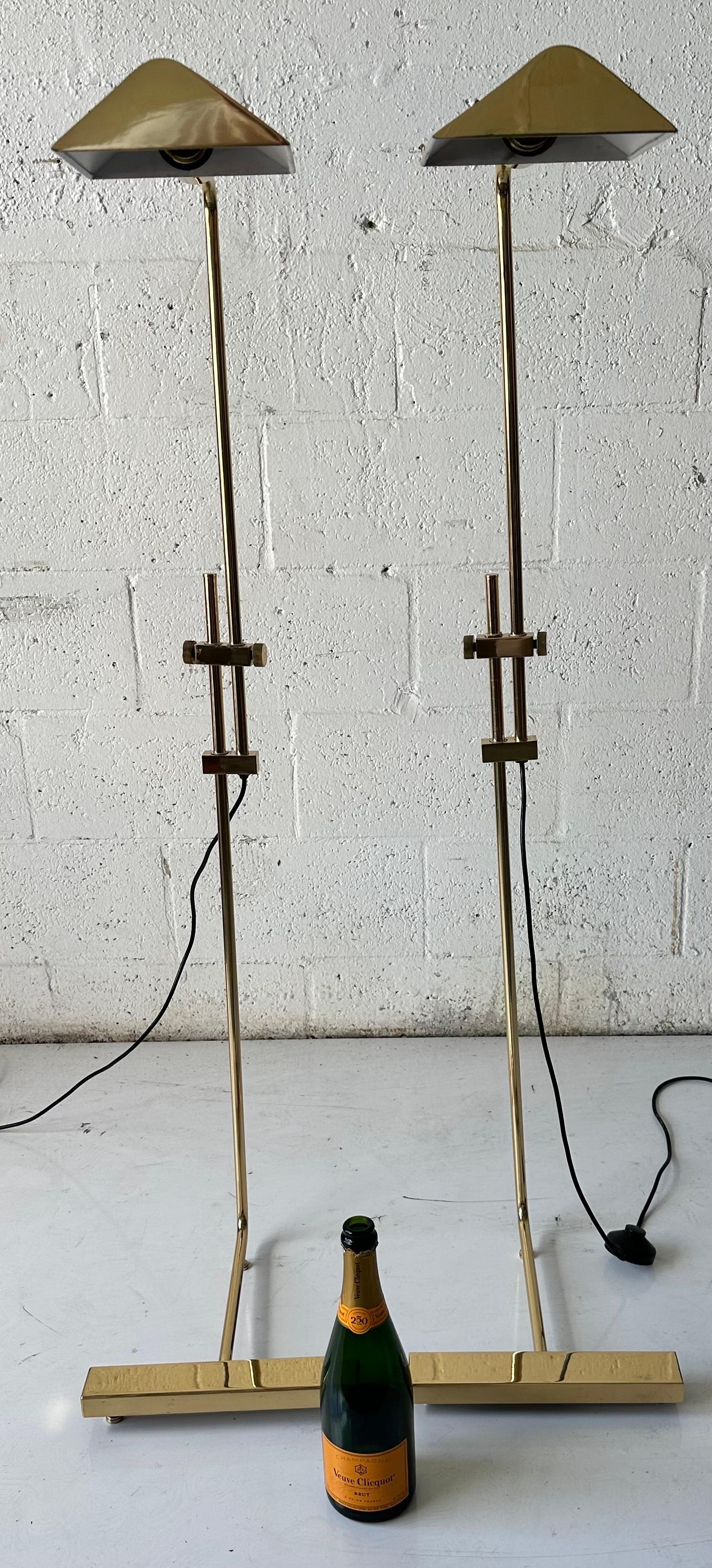 Milieu du XXe siècle Paire de Maison Jansen  Lampadaire réglable en laiton, circa 1960 en vente