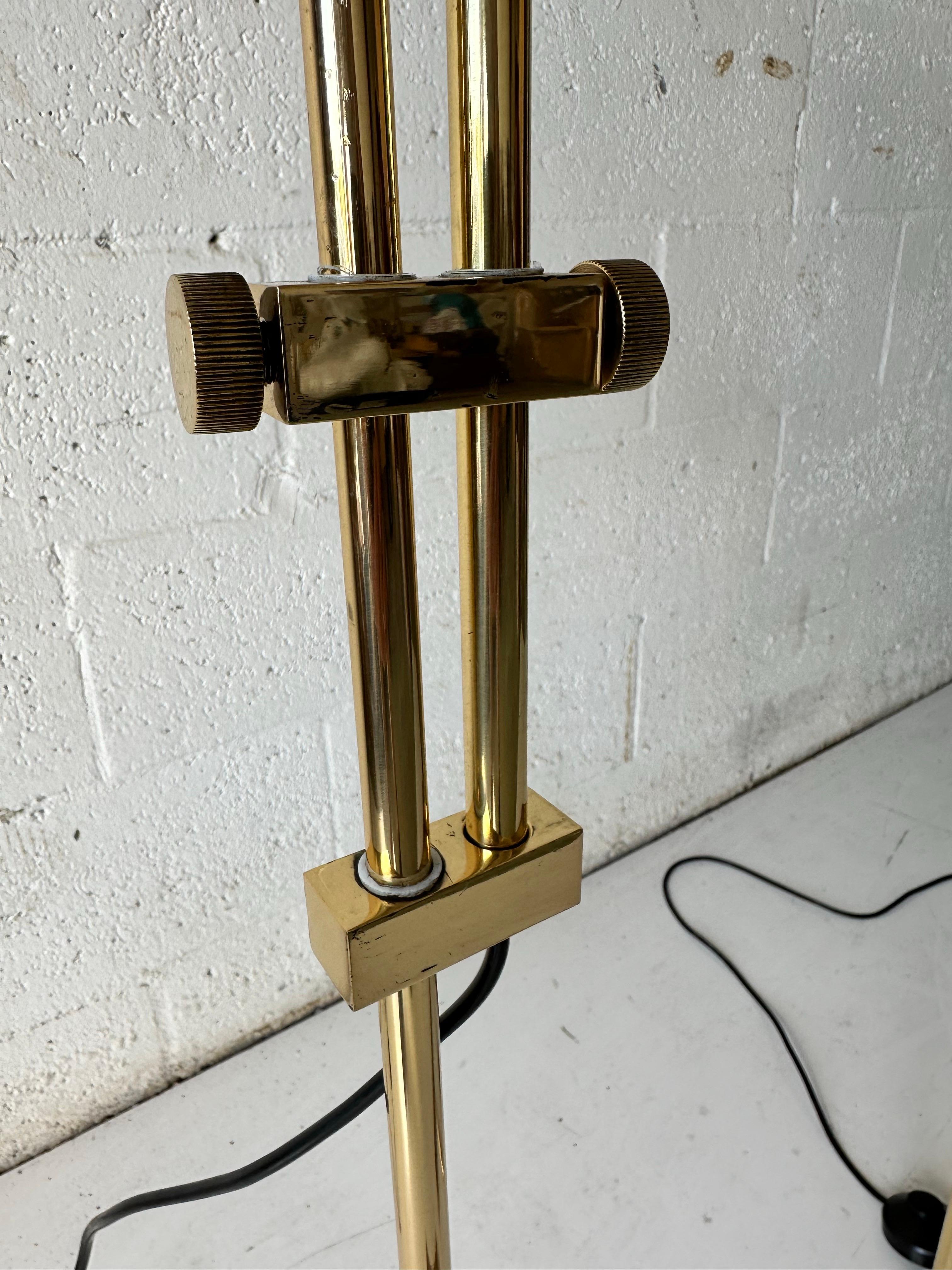 Laiton Paire de Maison Jansen  Lampadaire réglable en laiton, circa 1960 en vente