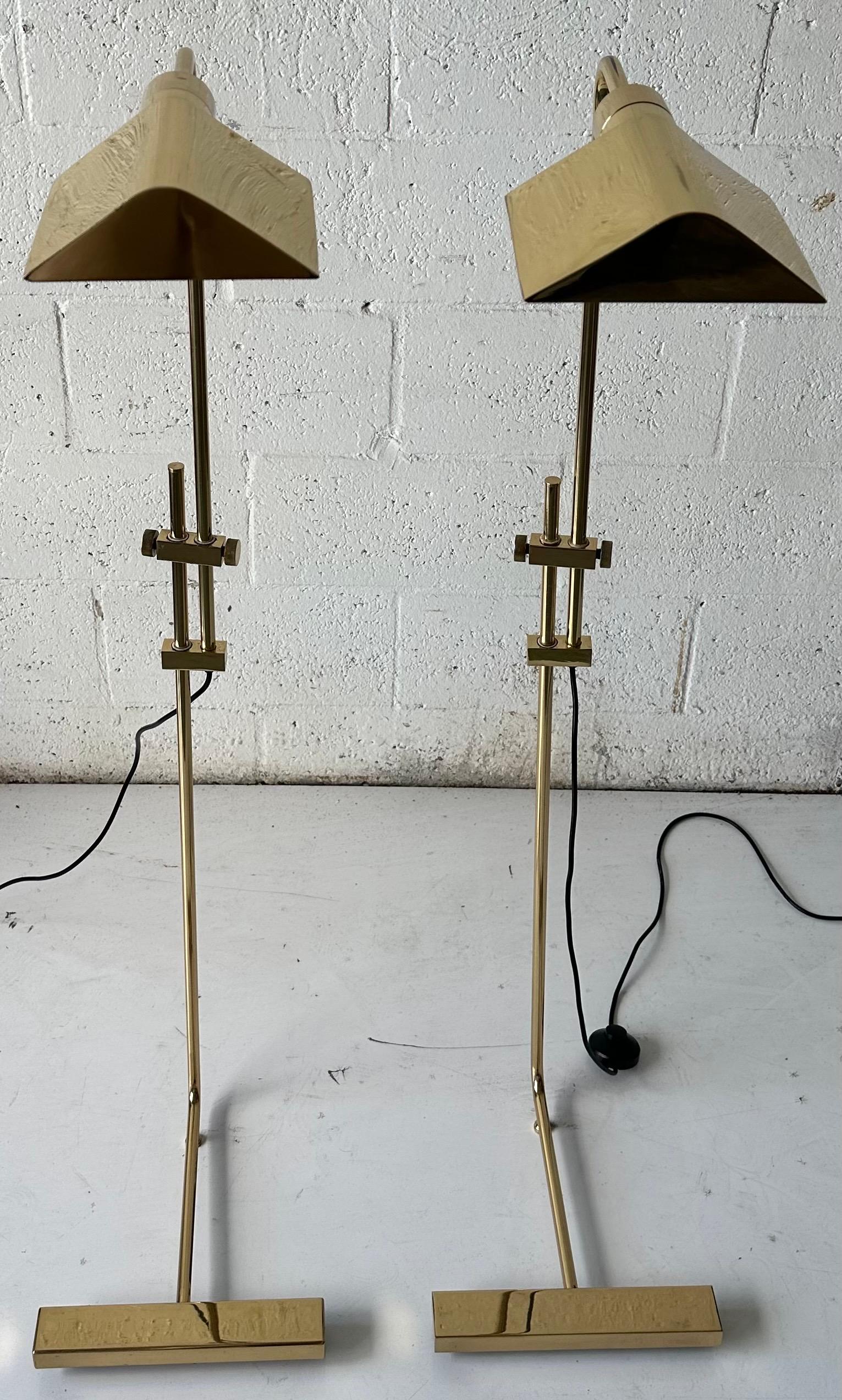 Paire de Maison Jansen  Lampadaire réglable en laiton, circa 1960 en vente 1