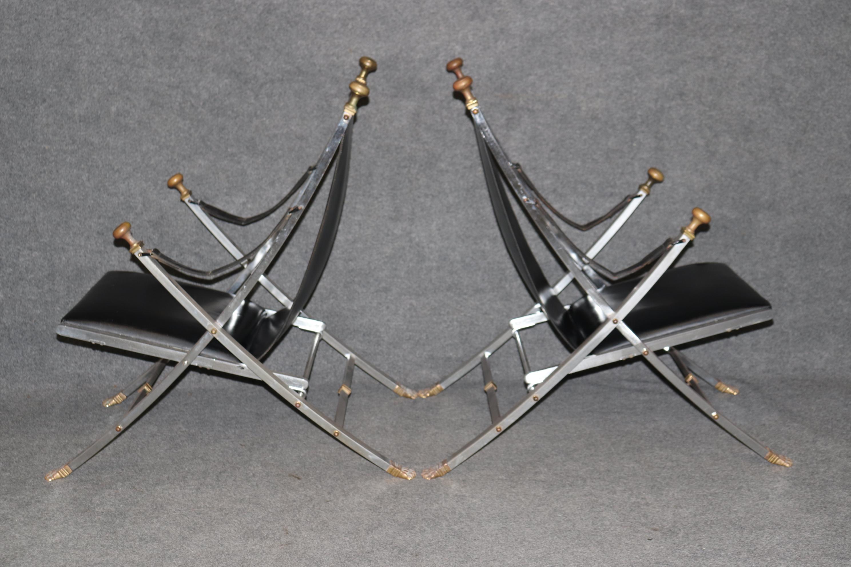 Voici une magnifique paire de chaises pliantes de style campagne de la Maison Maison Foldes. Les chaises sont en bon état avec des signes mineurs d'âge et d'utilisation et montreront une usure normale et quelques boulons sont manquants que nous