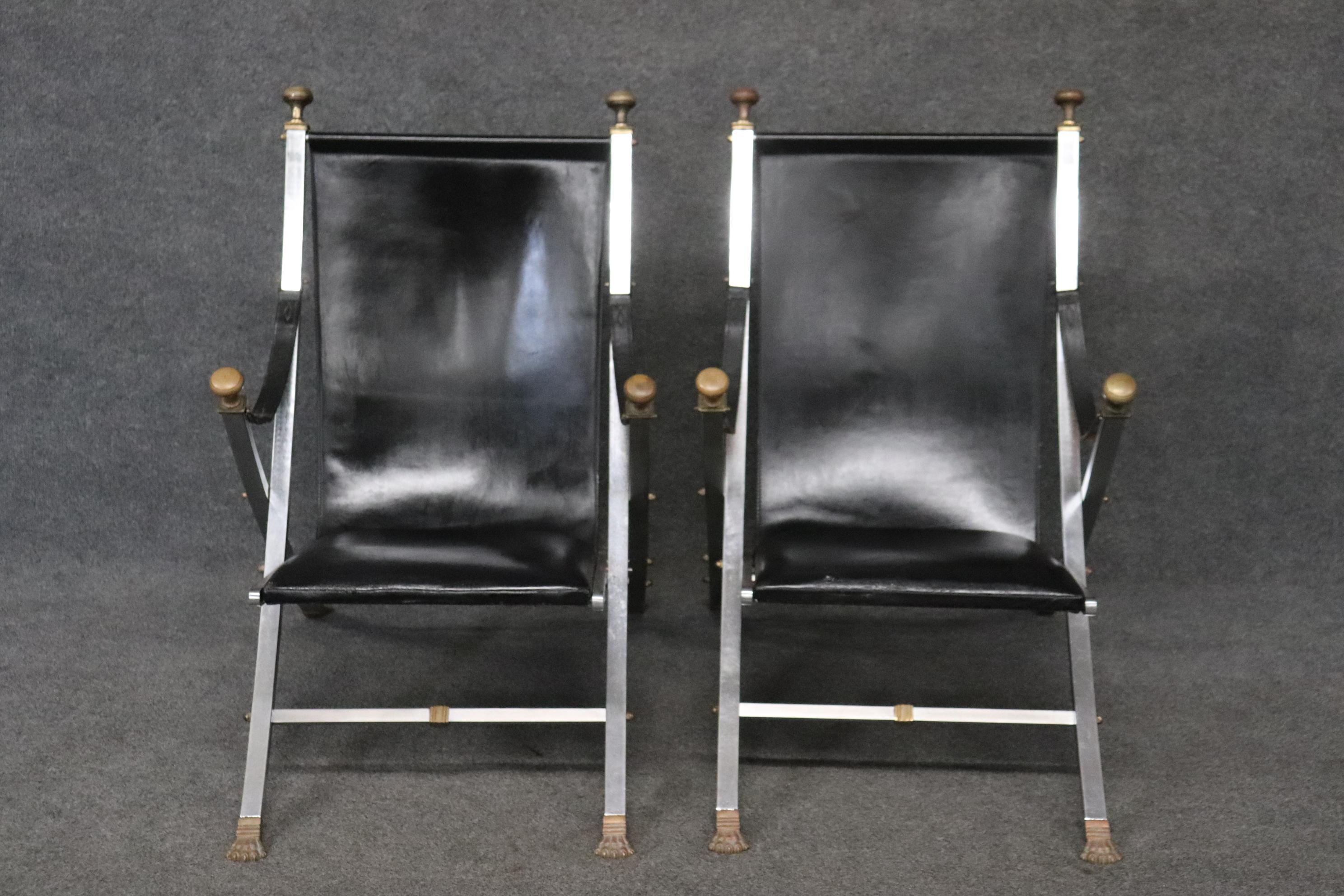 Milieu du XXe siècle Paire de chaises de campagne de la Maison Jansen en laiton et acier avec pieds en forme de pattes  en vente