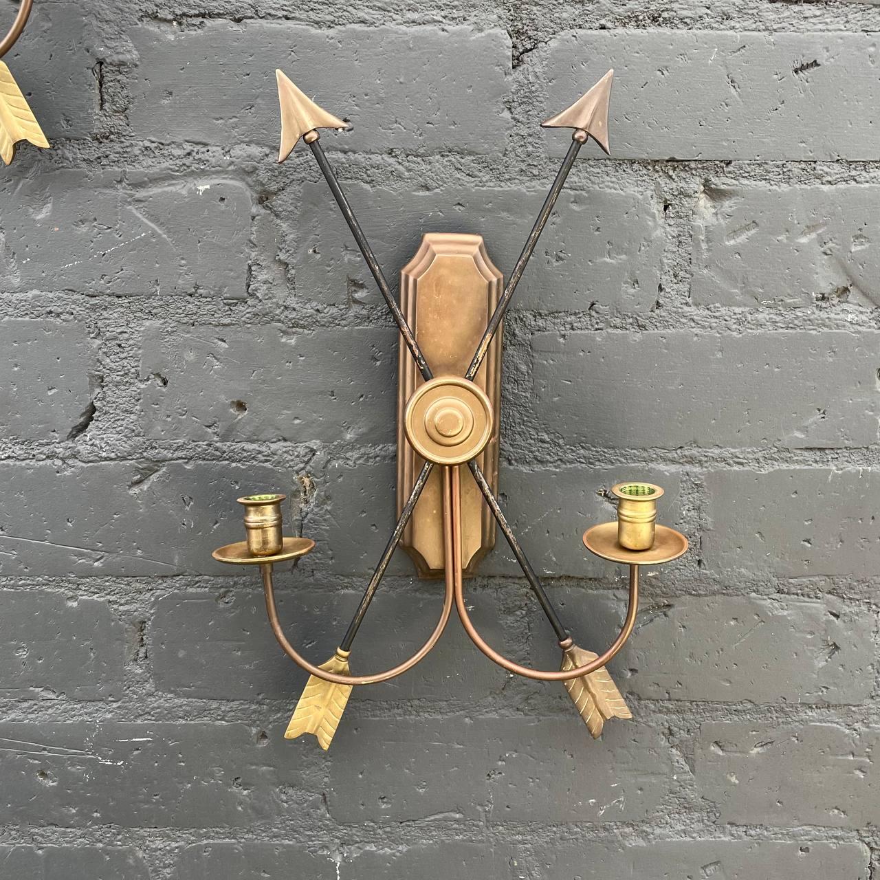 Pair of Maison Jansen Brass Arrow Sconces, France, circa 1970 In Good Condition For Sale In Los Angeles, CA