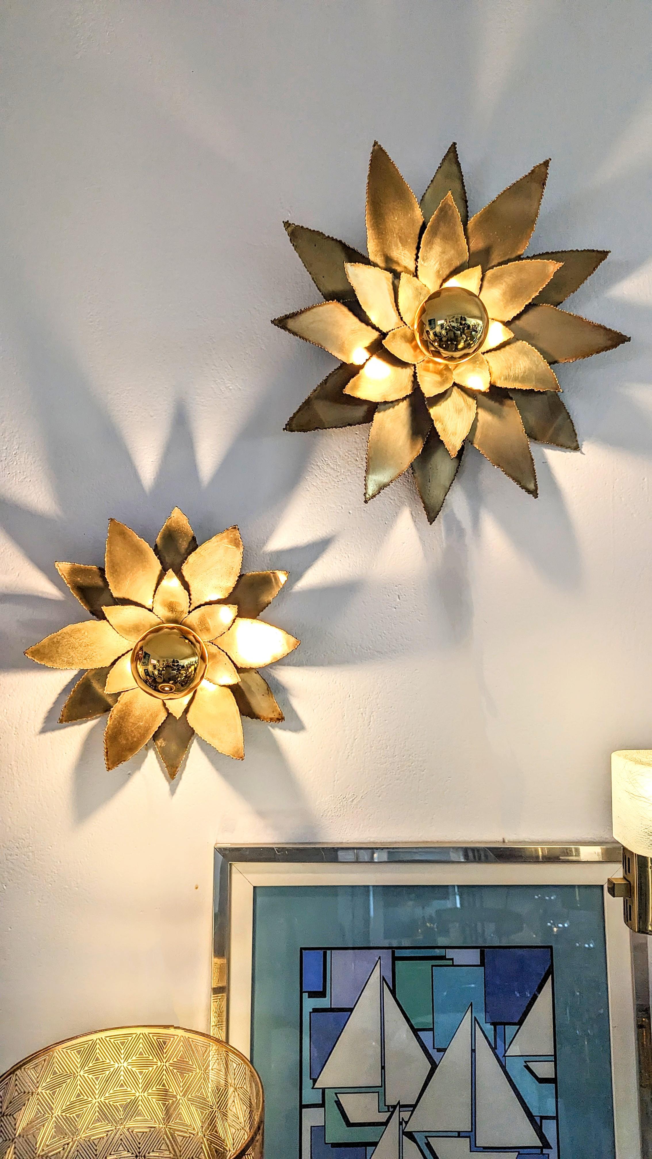 Beautiful and rare pair of Maison Jansen brass flower wall light manufactured in France in 1970s. This pair of beautiful flowers wall lights sconces are one of the most iconic pieces by French designer and manufacturer Maison Jansen. It’s made