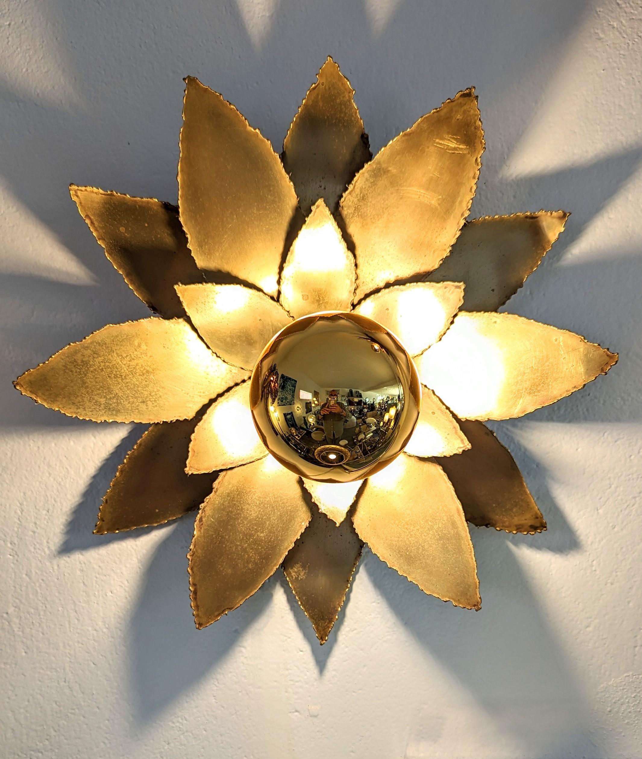Pair of Maison Jansen Brass Flower Wall Light, France, 1970s In Good Condition In L'Escala, ES