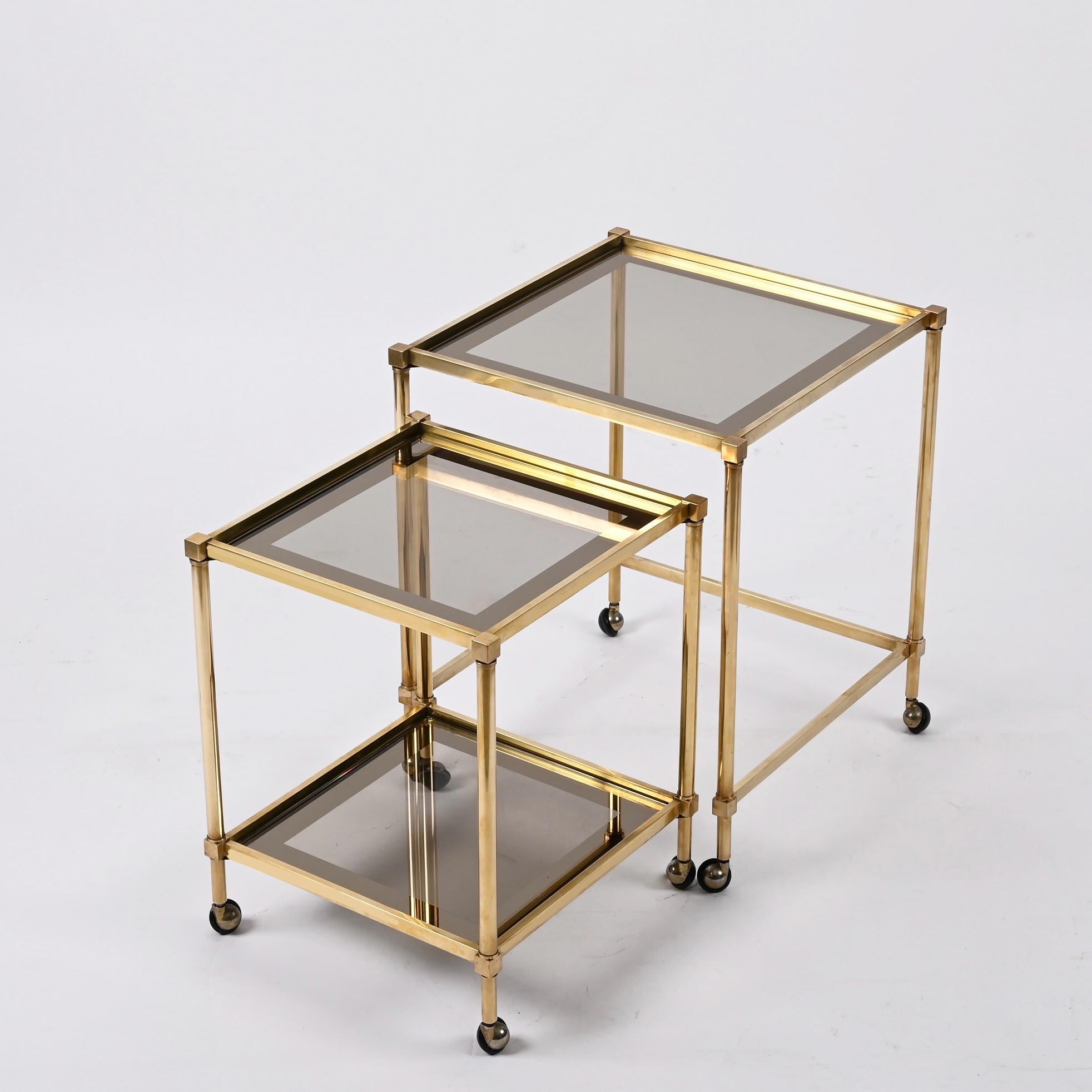 Pair of Maison Jansen Brass Mirrored Border Nesting Tables with Glass Top, 1970s In Good Condition For Sale In Roma, IT