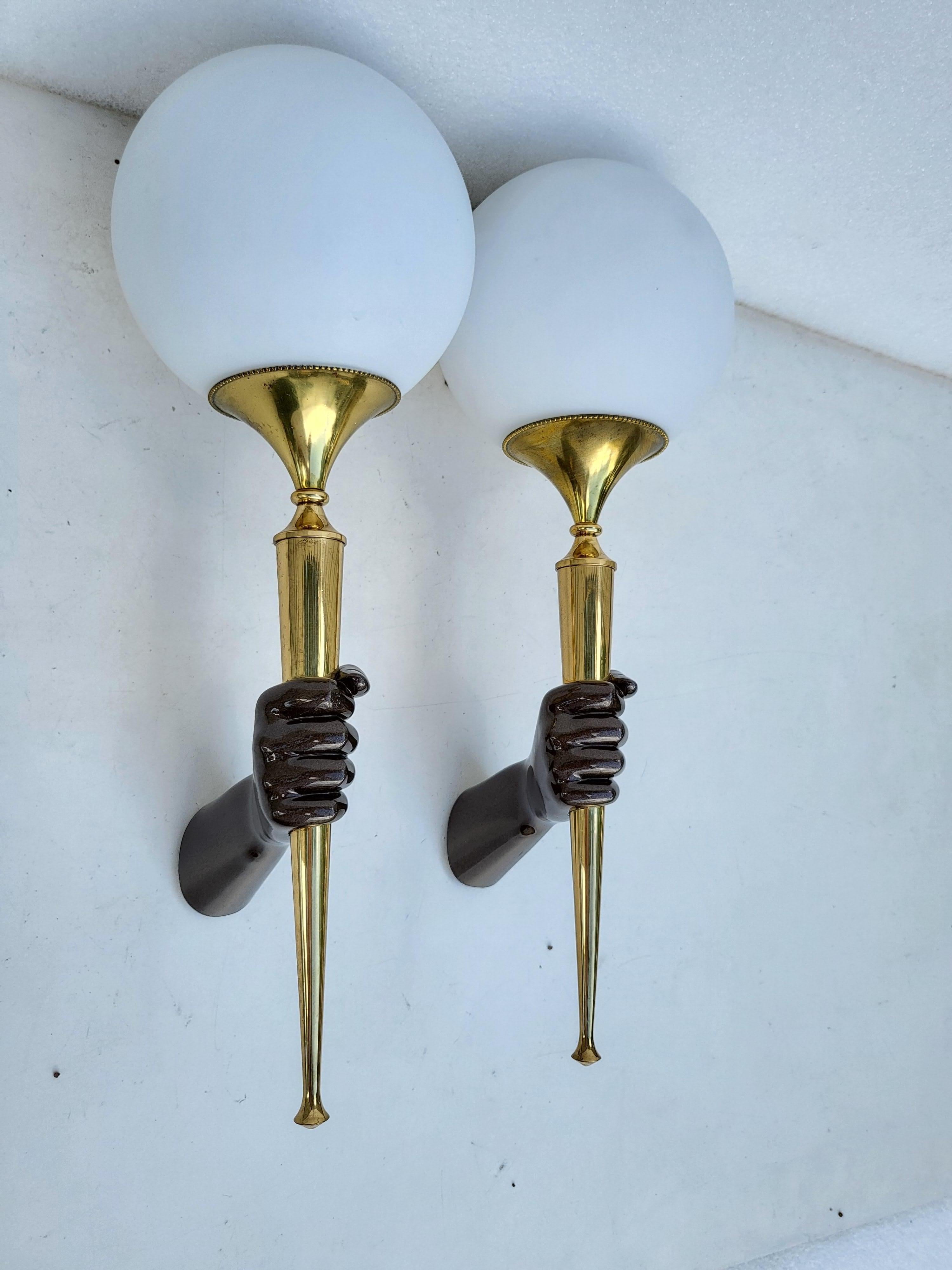 Mid-Century moderno Coppia di Arbus Style  Applique a mano in bronzo francese in vendita