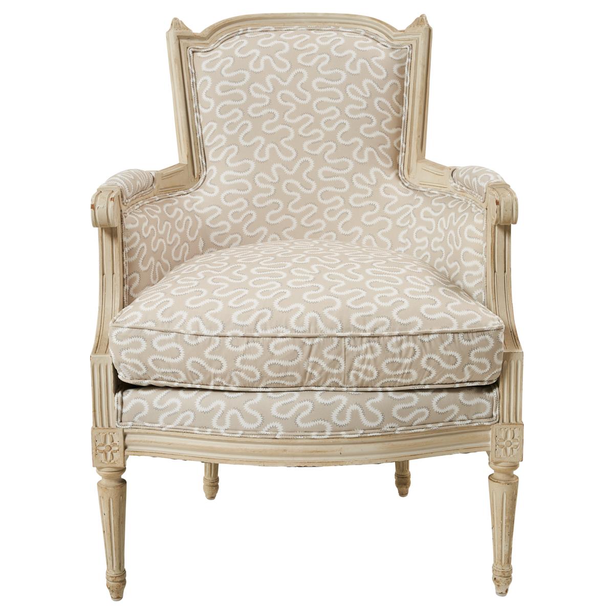 Dieses in Frankreich entdeckte Set von Maison Jansen im Stil von Louis XVI bildet ein hübsches Quartett. Die helle Polsterung und die lackierte Oberfläche verleihen diesen klassischen Stühlen eine zwanglose Eleganz und einen zeitlosen Reiz.
 