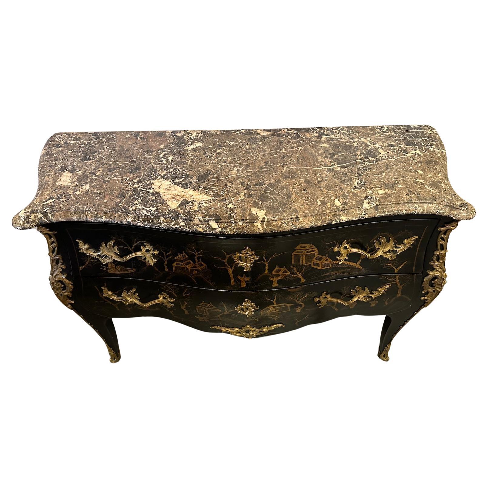 Un'elegante coppia di comò a forma di serpentina, laccati in nero, con piano in marmo e 2 cassetti, della Maison Jansen, famosa azienda di design parigina.  Splendido design Chinoiserie dipinto a mano con dorature e montature in bronzo dorato.  
