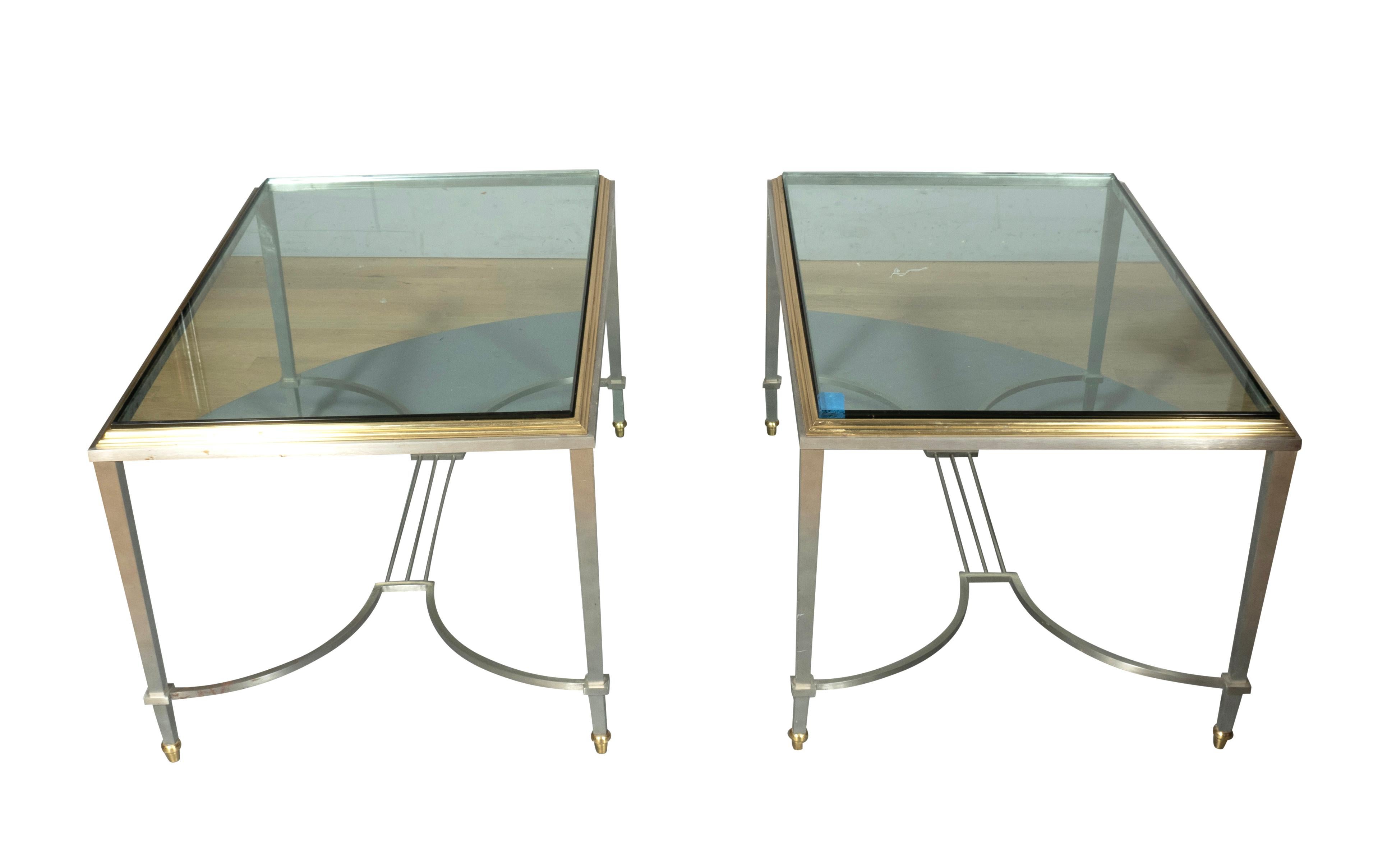 Plateau rectangulaire en verre avec bord chromé et laiton. Pieds coniques carrés reliés par des brancards.