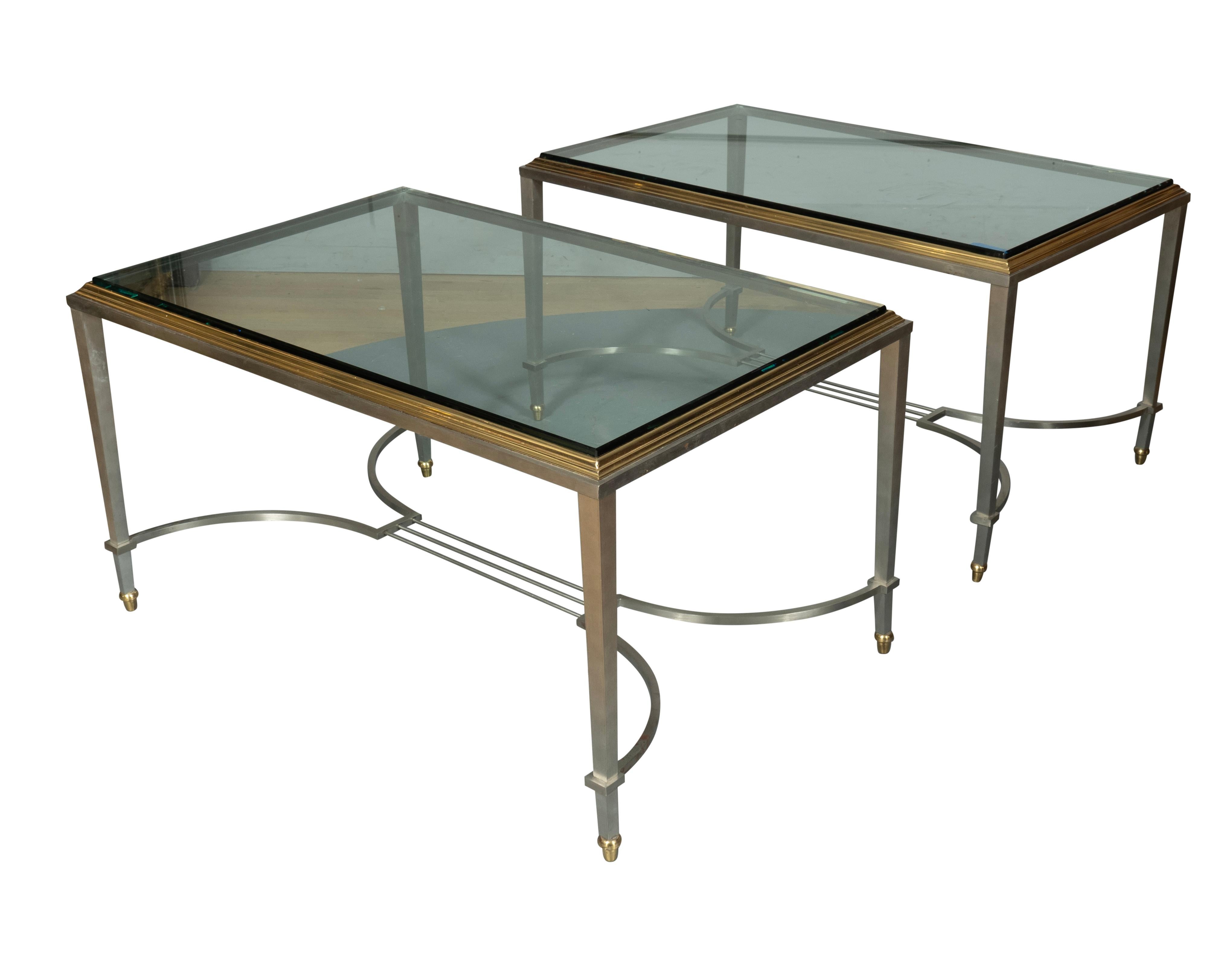 Français Paire de tables d'appoint en chrome et laiton de la Maison Jansen en vente