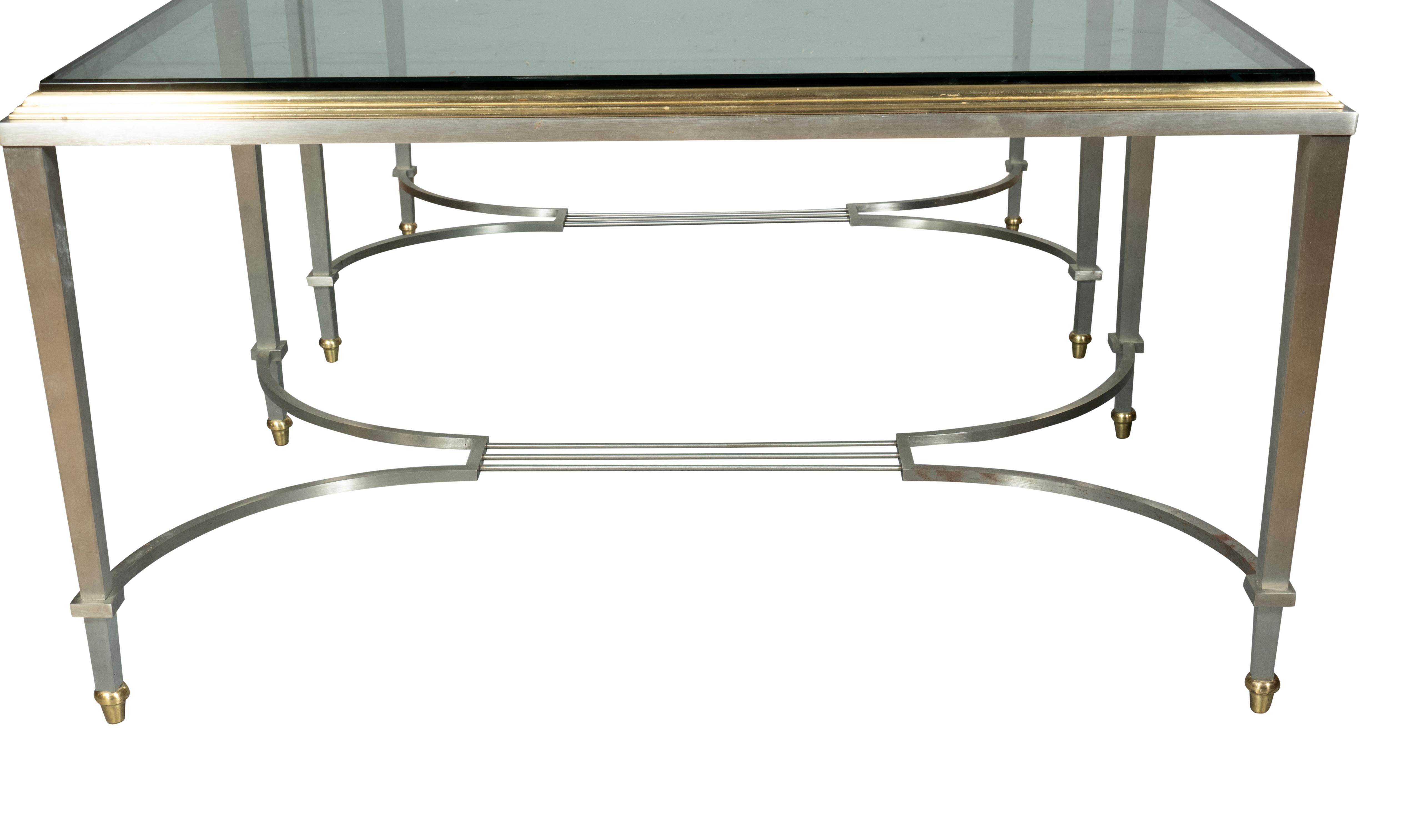 Milieu du XXe siècle Paire de tables d'appoint en chrome et laiton de la Maison Jansen en vente