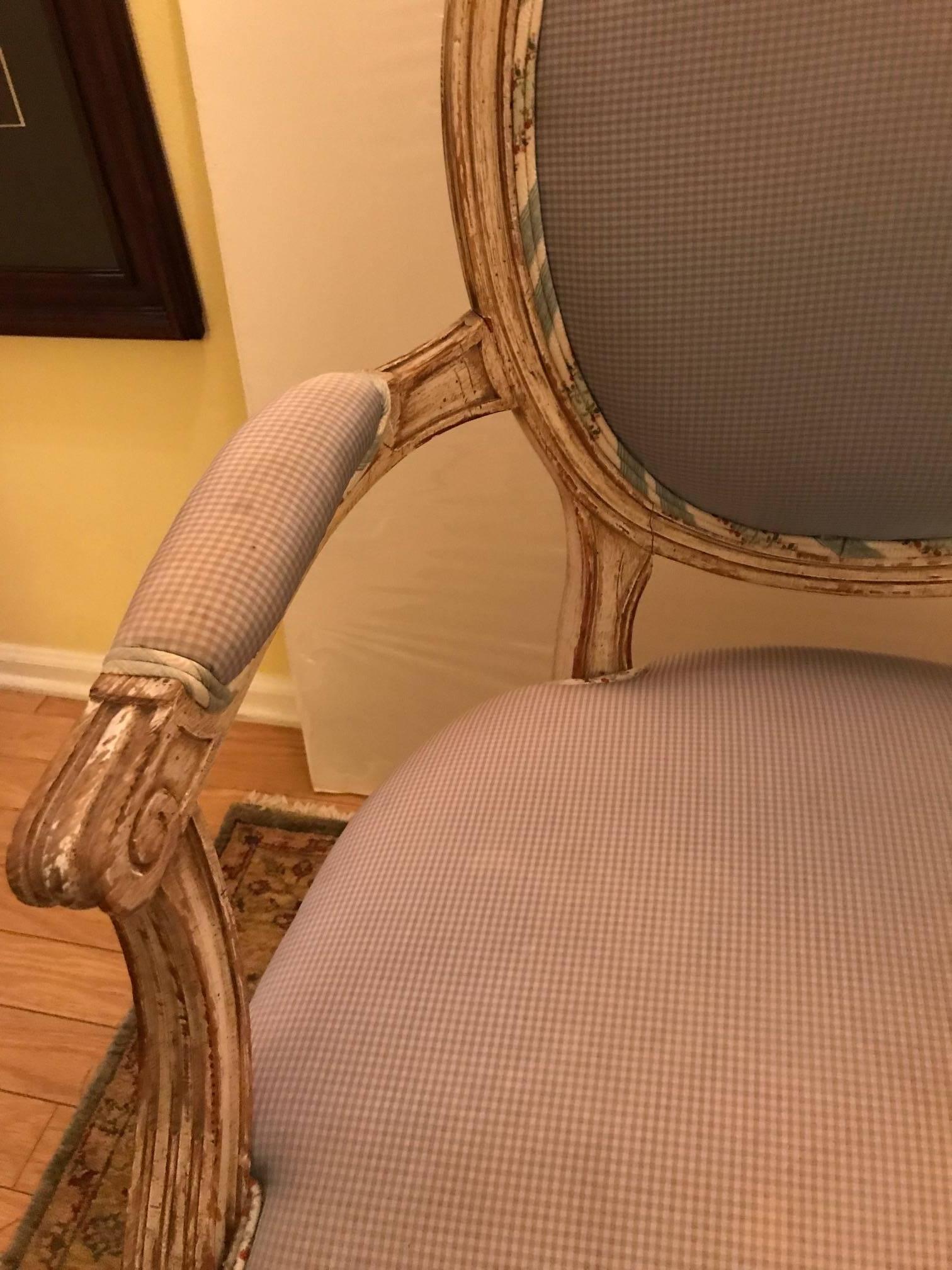 Paire de fauteuils classiques style Louis XVI de la Maison Jansen Bon état - En vente à Lambertville, NJ