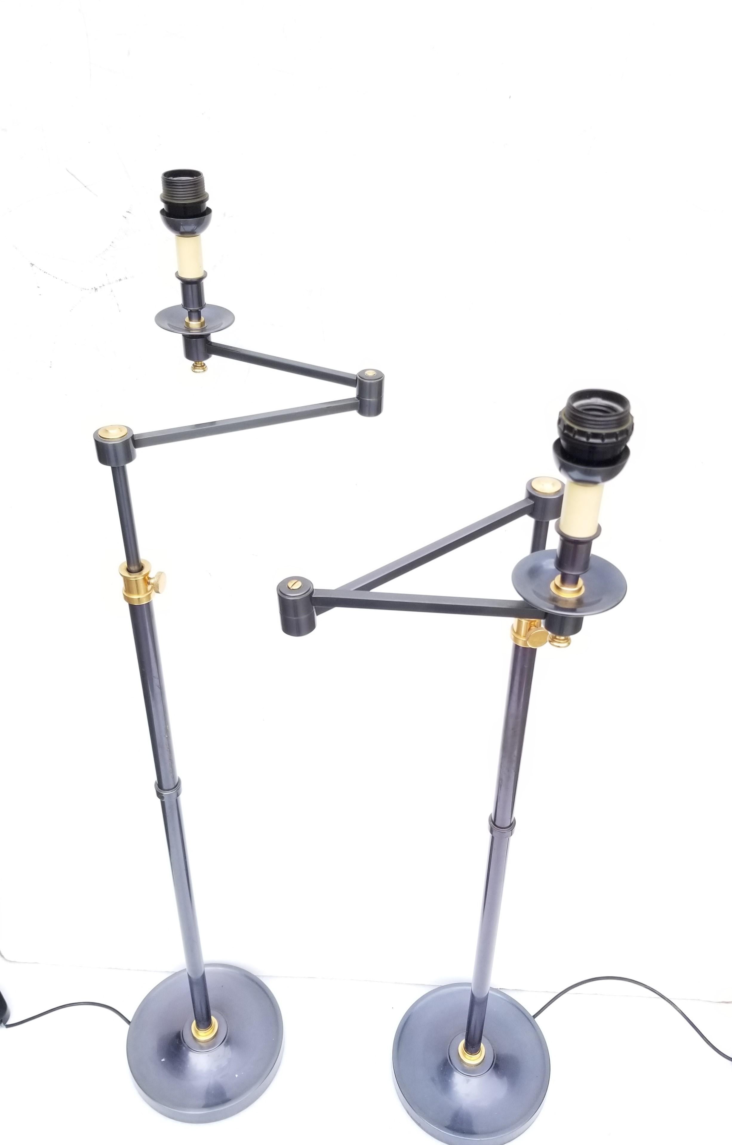 Pair of Maison Jansen floor lamp. Adjustable and retractable.
2 patina, doré bronze and gun metal.
High quality floor lamp, superb bronze work.
1 light, 100 watts bulb max.
Dimension: Max / min high 58/46
Max /min wide 22/11.