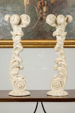 Pareja de fragmentos de madera tallada y pintada con follaje de la Maison Jansen circa 1940