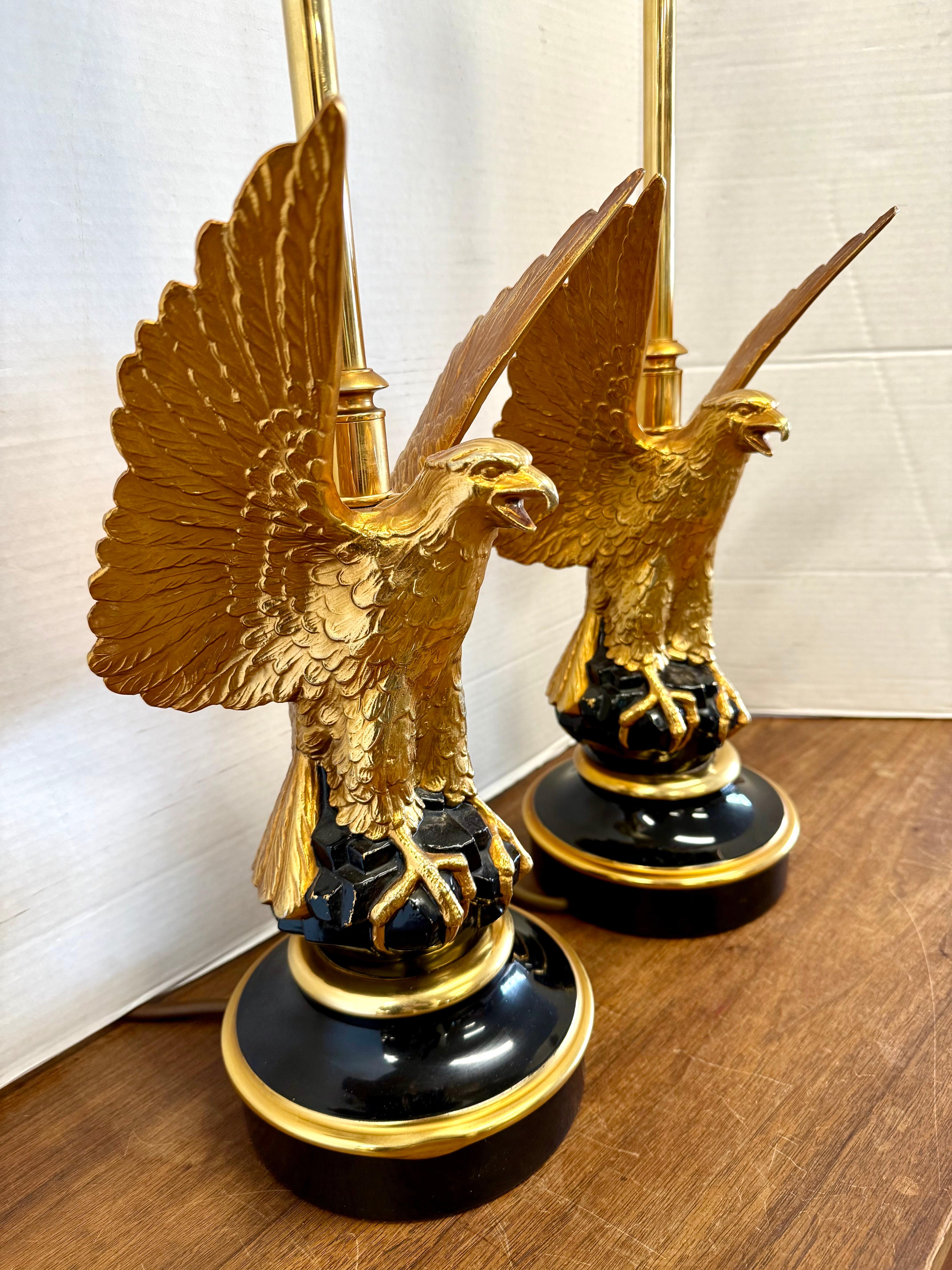 Paar Maison Jansen Eagle Statement-Lampen aus vergoldeter Bronze (Hollywood Regency) im Angebot