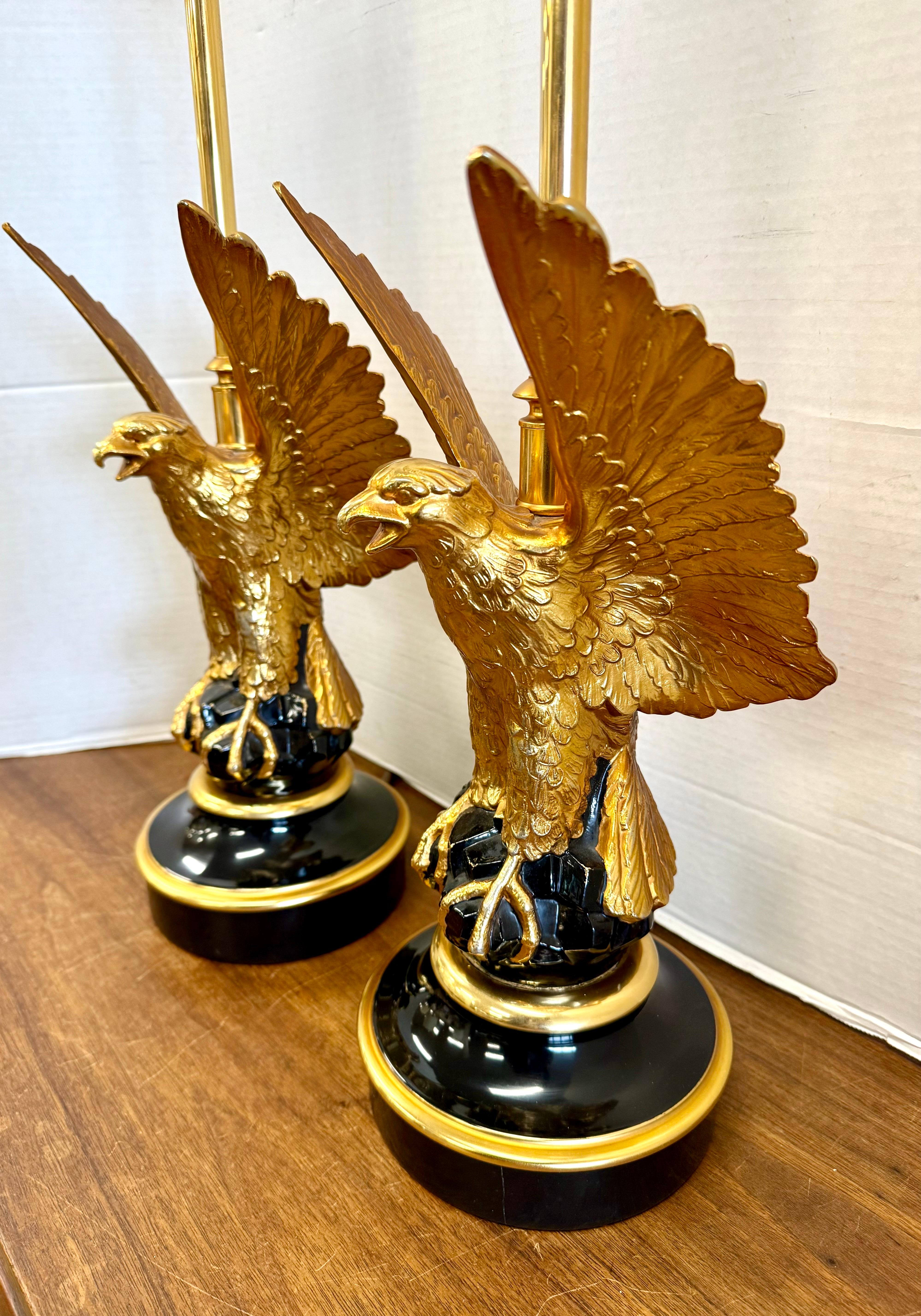 Paar Maison Jansen Eagle Statement-Lampen aus vergoldeter Bronze (Ende des 20. Jahrhunderts) im Angebot