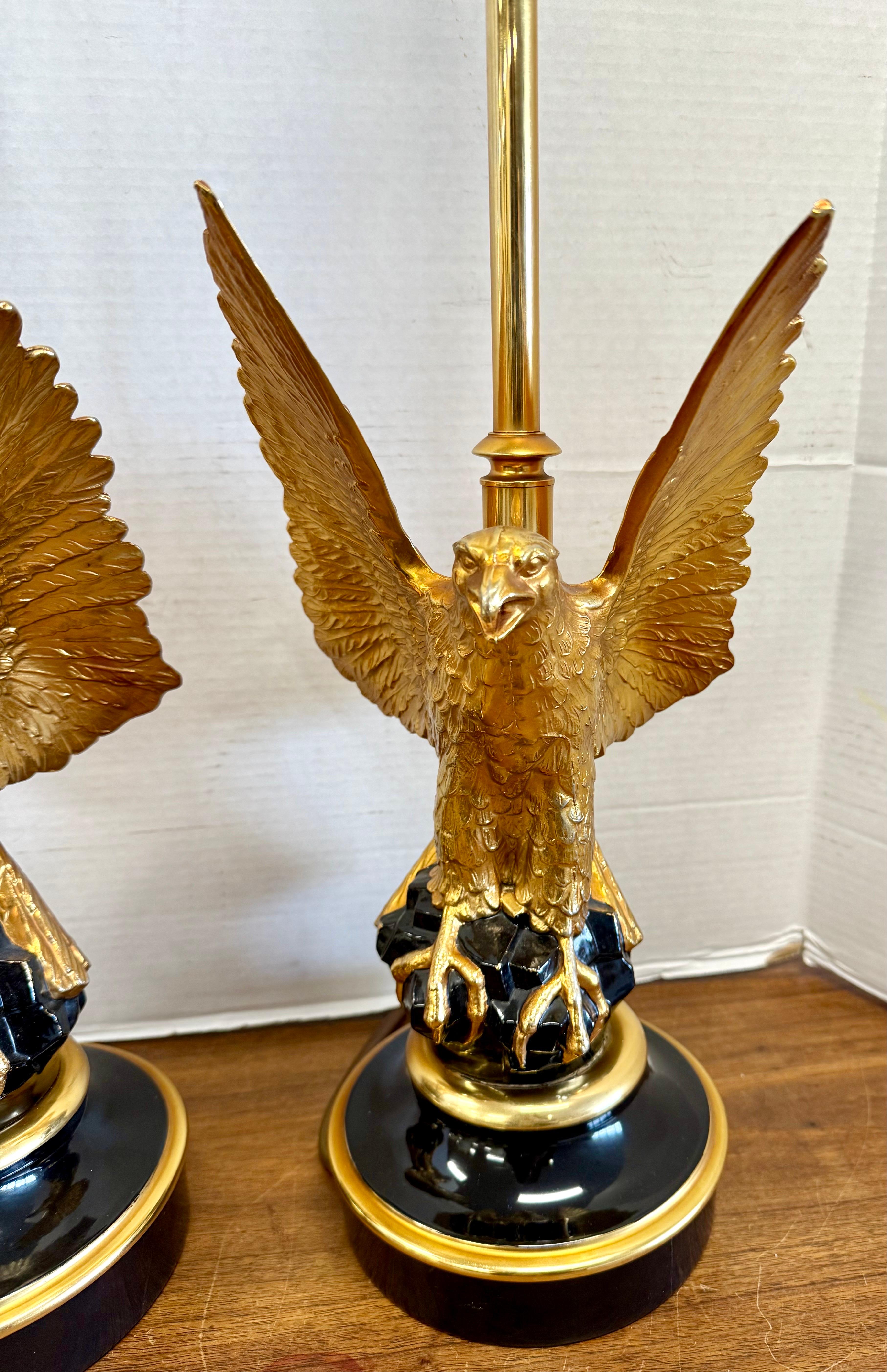 Paar Maison Jansen Eagle Statement-Lampen aus vergoldeter Bronze (Metall) im Angebot