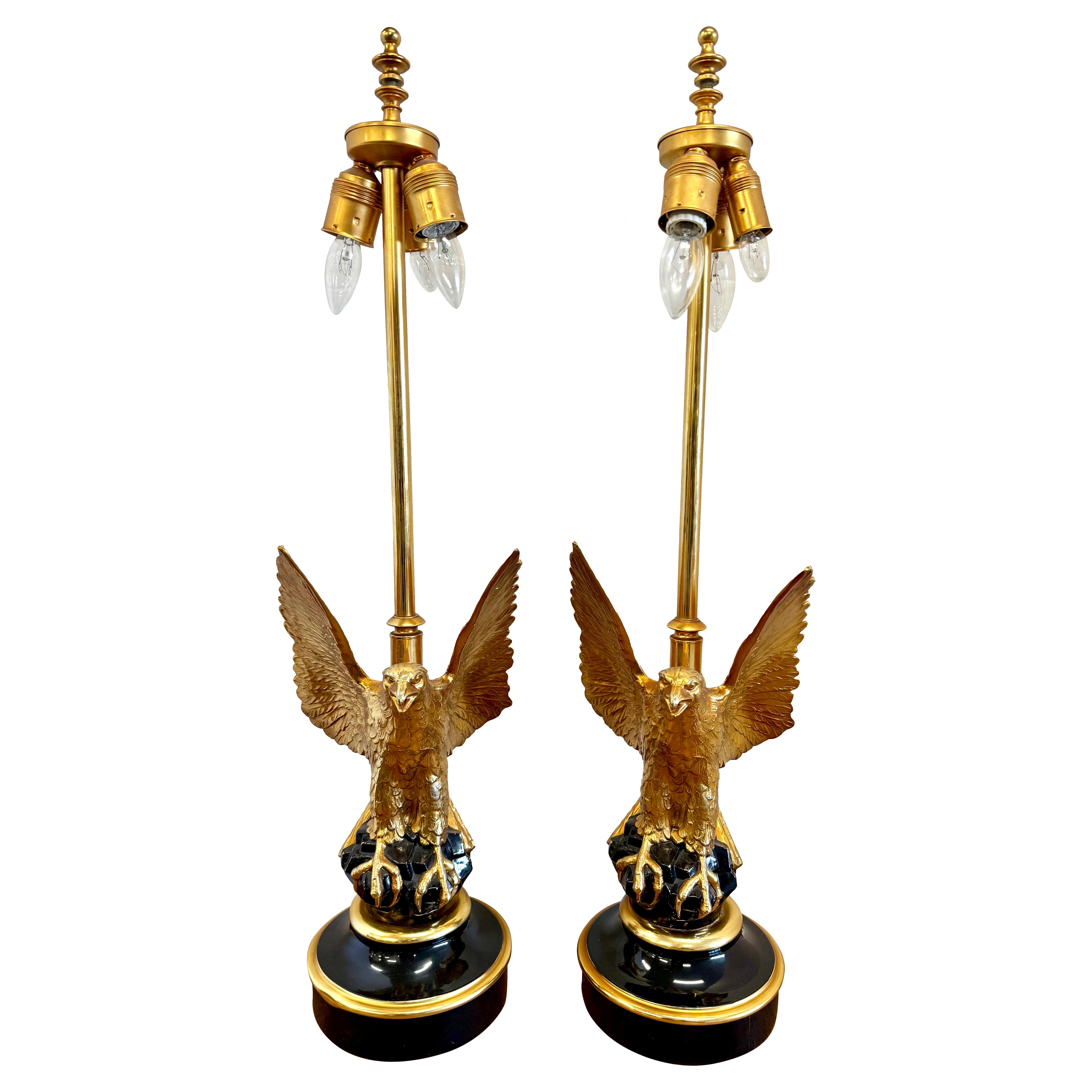 Paar Maison Jansen Eagle Statement-Lampen aus vergoldeter Bronze im Angebot