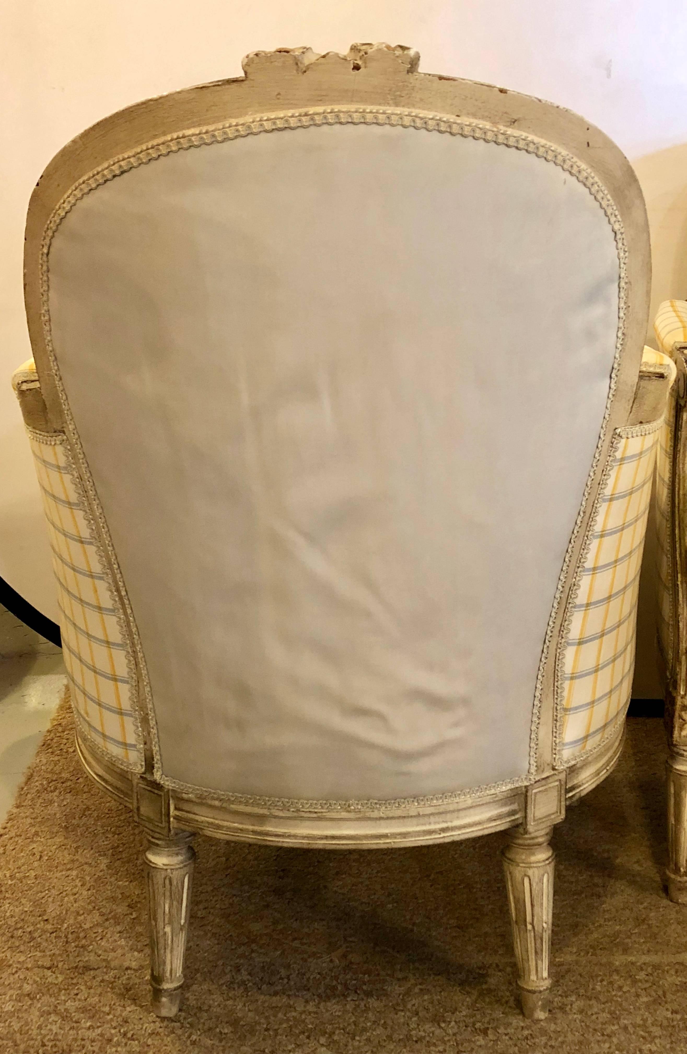Paire de chaises bergères de style Louis XVI de Maison Jansen en tissu Burberry Fashion 7