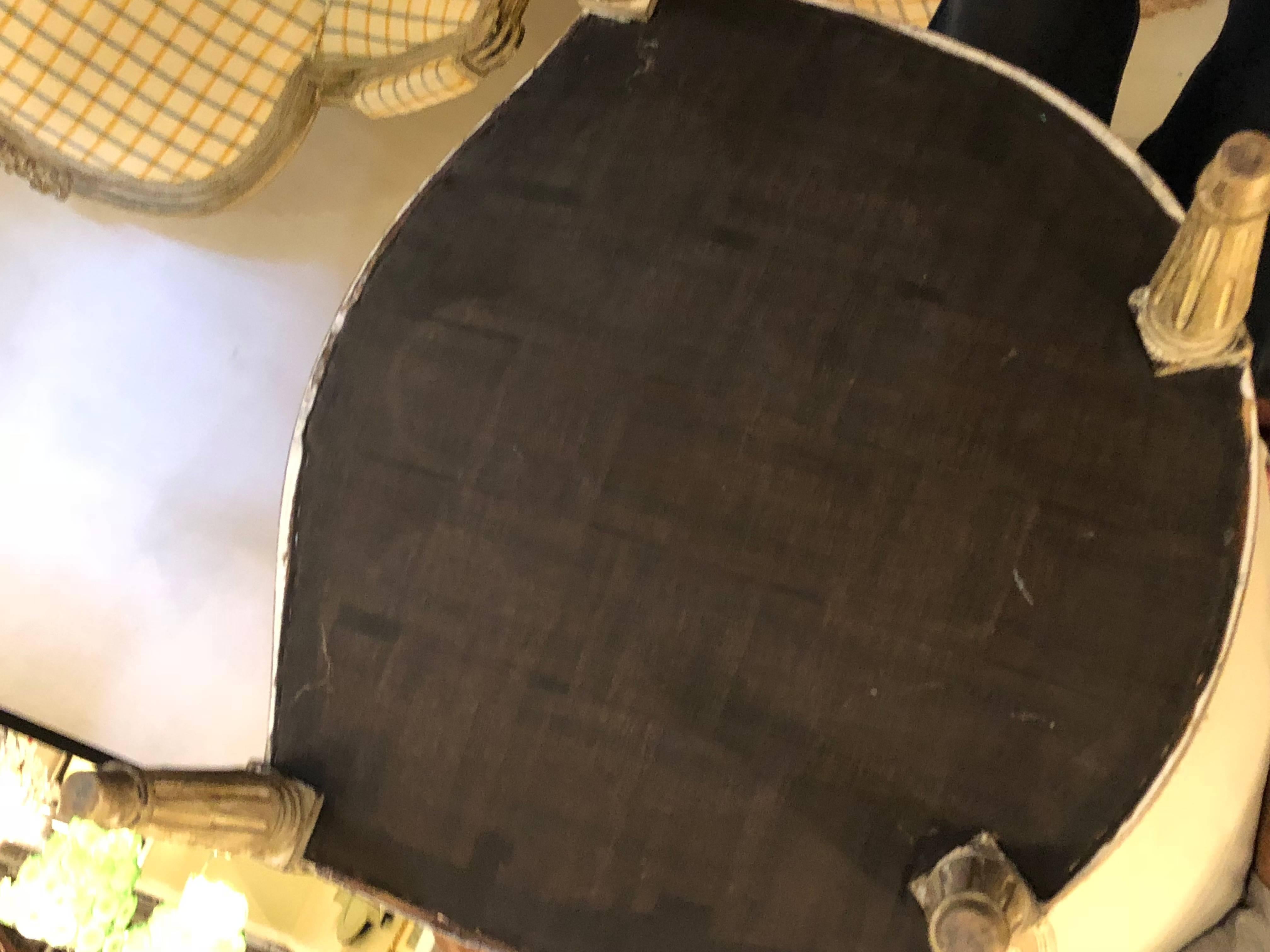 Paire de chaises bergères de style Louis XVI de Maison Jansen en tissu Burberry Fashion 9