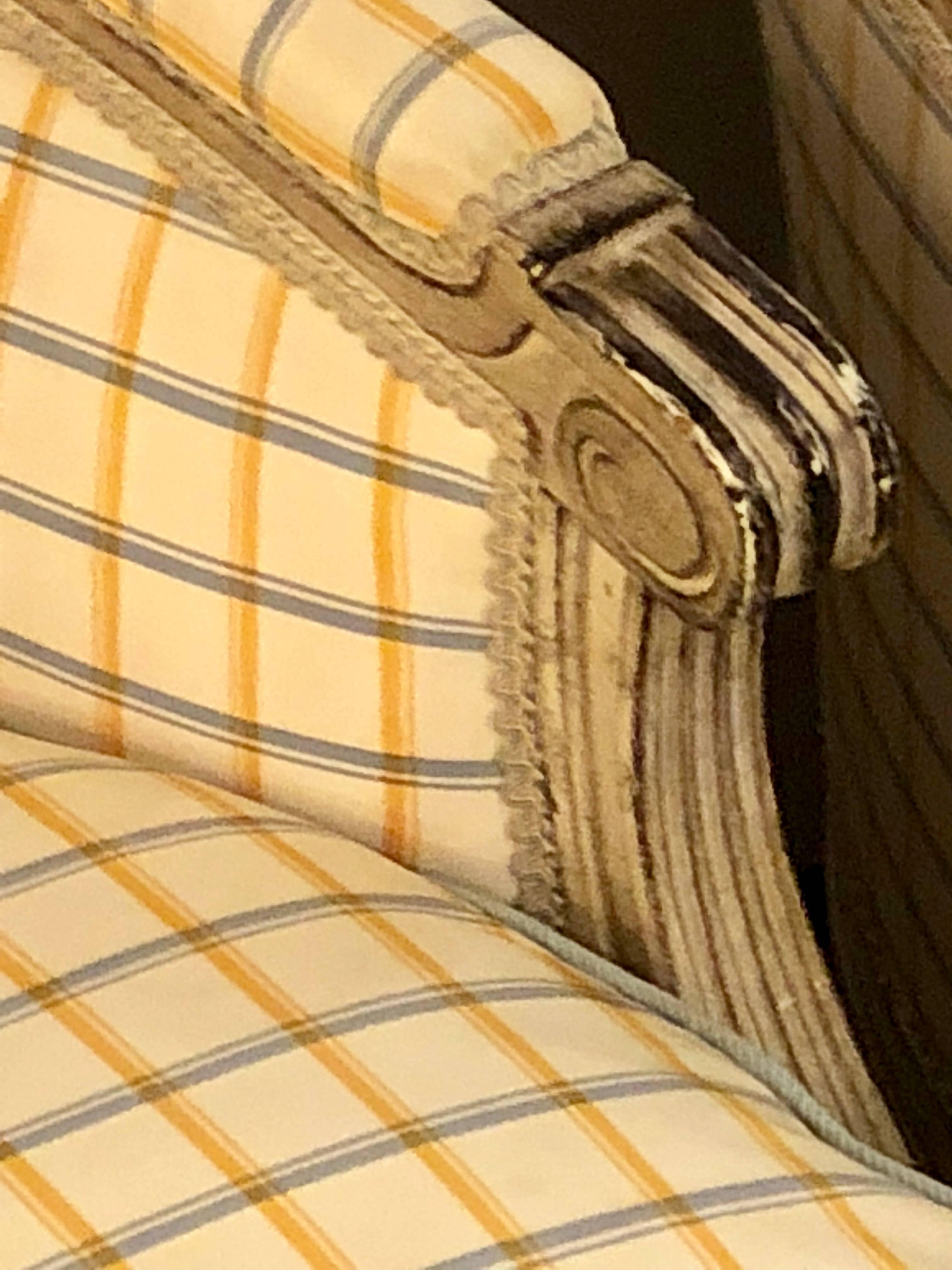 Paire de chaises bergères de style Louis XVI de Maison Jansen en tissu Burberry Fashion Bon état à Manhasset, NY