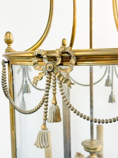 Ein Paar Laternen im Louis-XVI-Stil von Maison Jansen aus Messing und gebogenem Glas, ca. 1930er Jahre