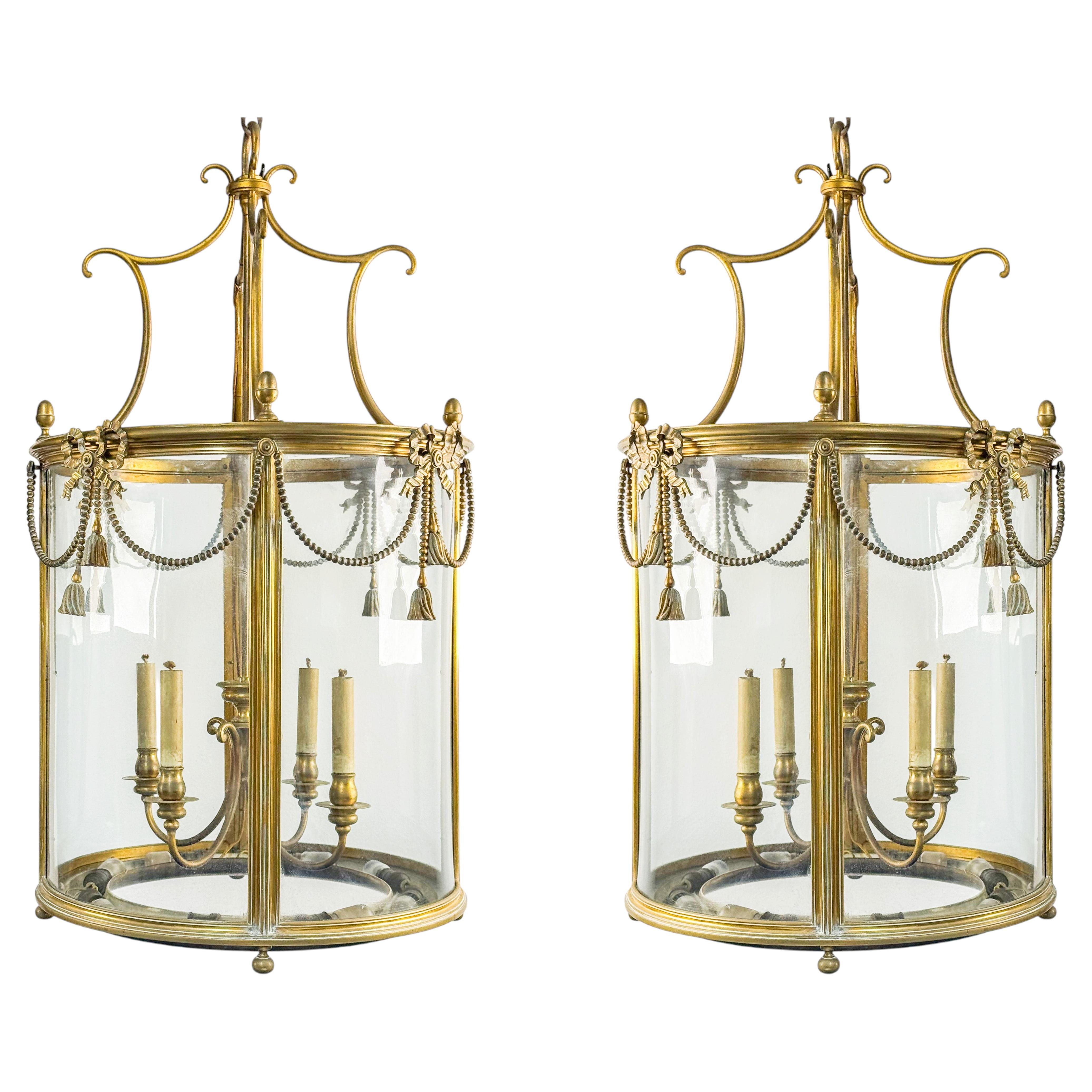 Paire de lanternes Maison Jansen de style Louis XVI en laiton et verre bombé, vers les années 1930
