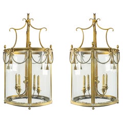 Ein Paar Laternen im Louis-XVI-Stil von Maison Jansen aus Messing und gebogenem Glas, ca. 1930er Jahre