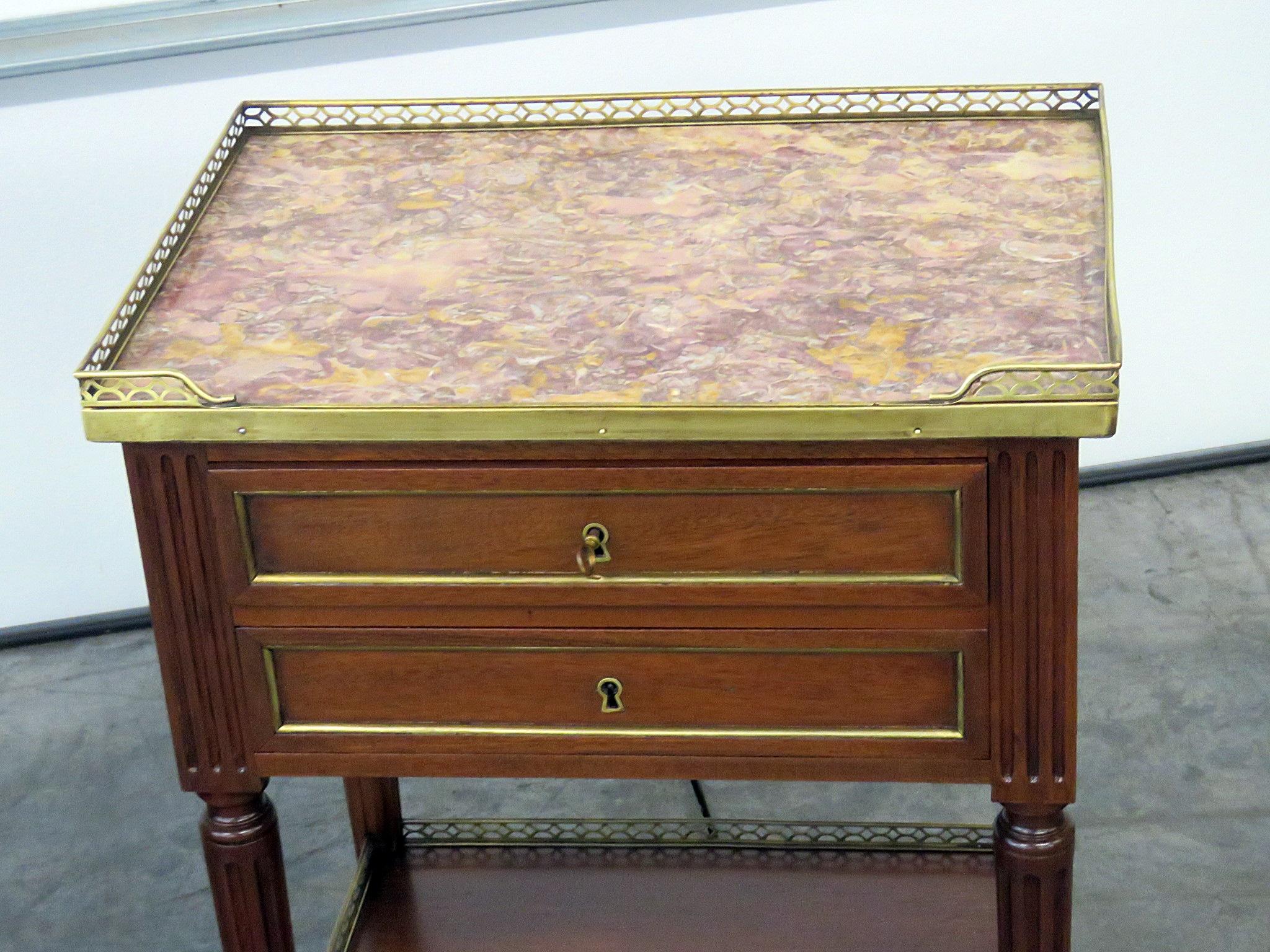 Pair of Maison Jansen Louis XVI Brass Inlaid Marble Top Nightstands Tables  In Good Condition In Swedesboro, NJ