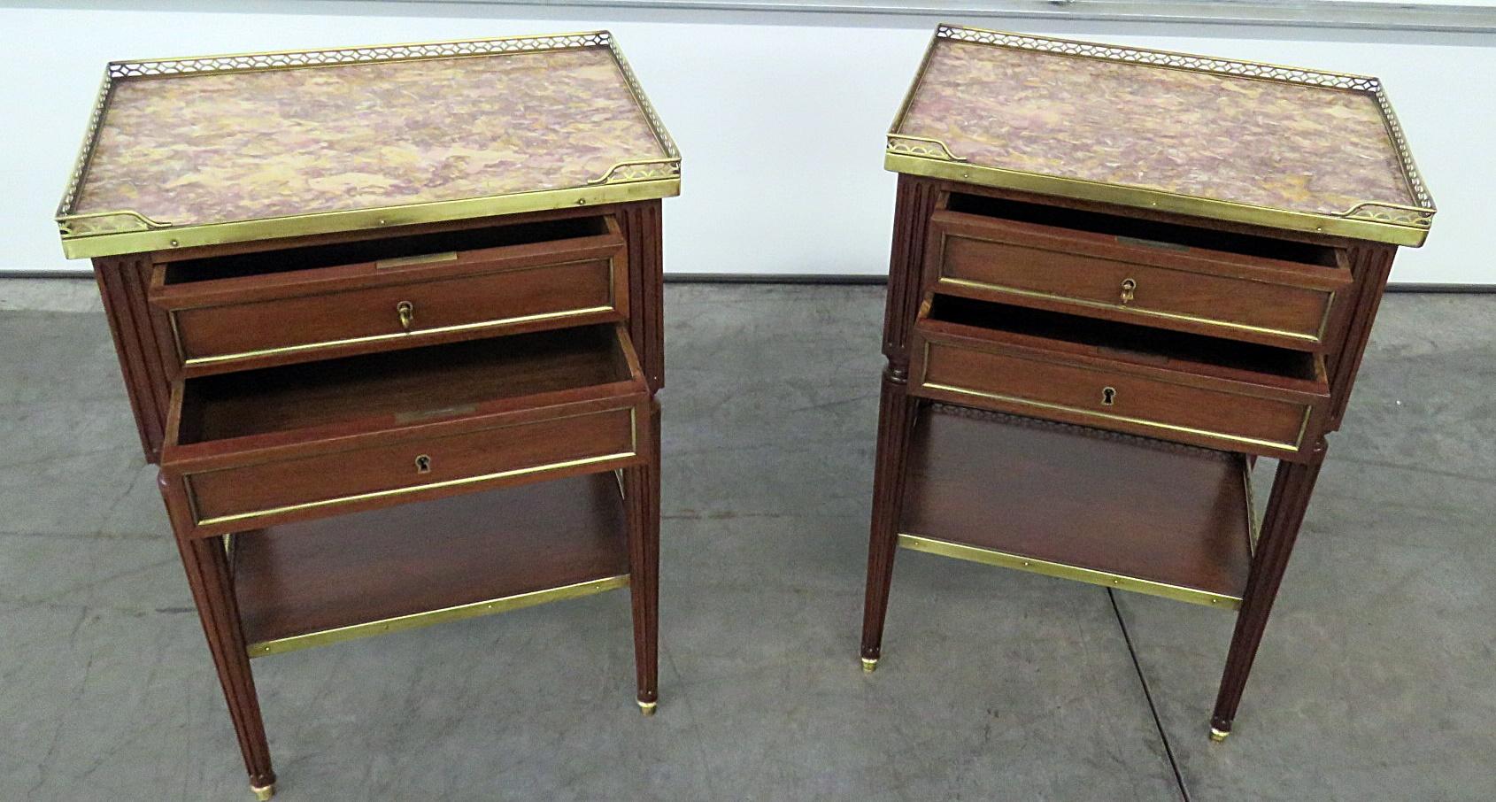 20th Century Pair of Maison Jansen Louis XVI Brass Inlaid Marble Top Nightstands Tables 