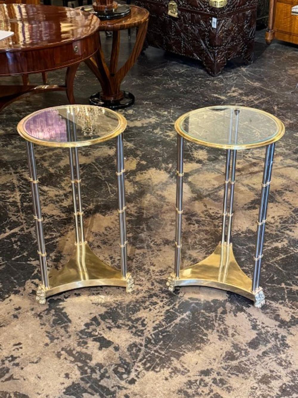 La paire de tables d'appoint en acier Manner et laiton poli de Maison Jansen respire la sophistication et l'élégance grâce à sa construction en acier épuré et ses accents en laiton poli. Parfaites pour ajouter une touche de glamour à tout espace de
