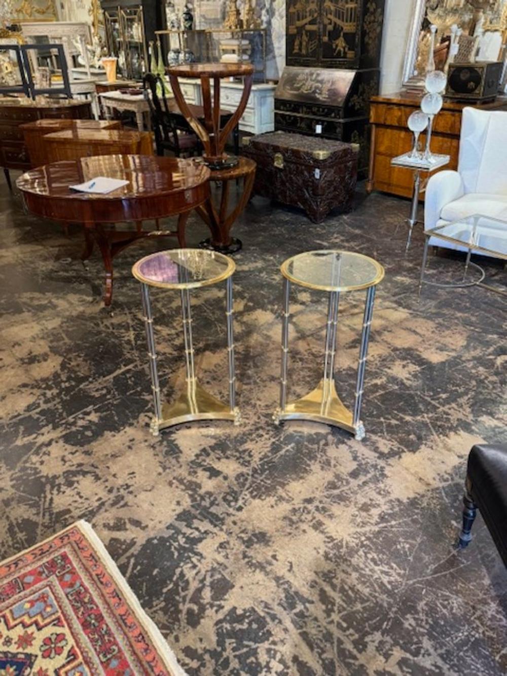 italien Paire de tables d'appoint en acier et laiton poli de la Maison Jansen en vente