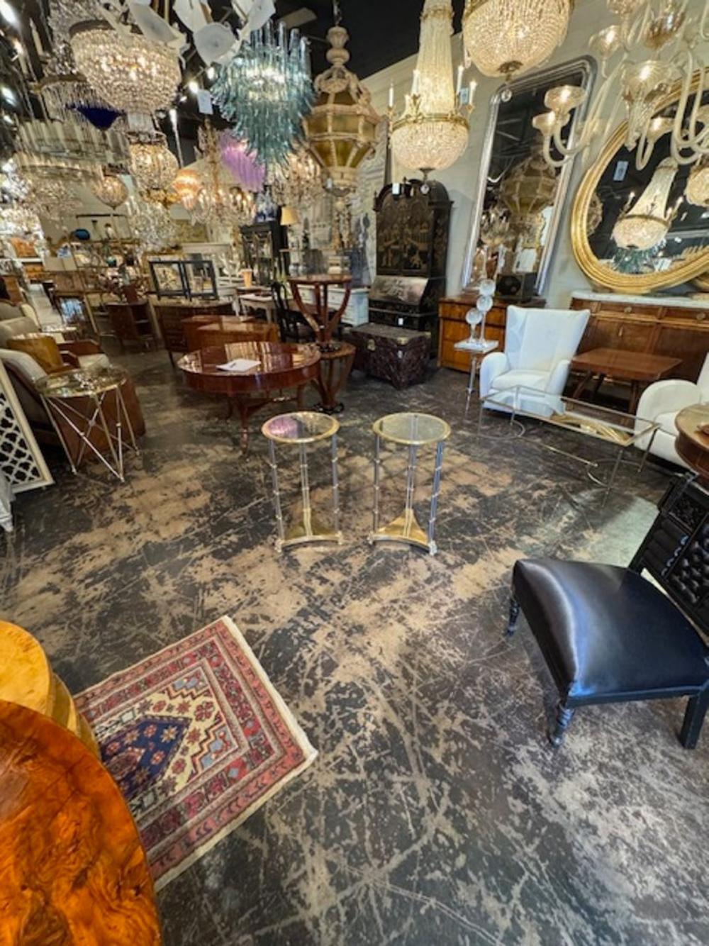 Paire de tables d'appoint en acier et laiton poli de la Maison Jansen Bon état - En vente à Dallas, TX