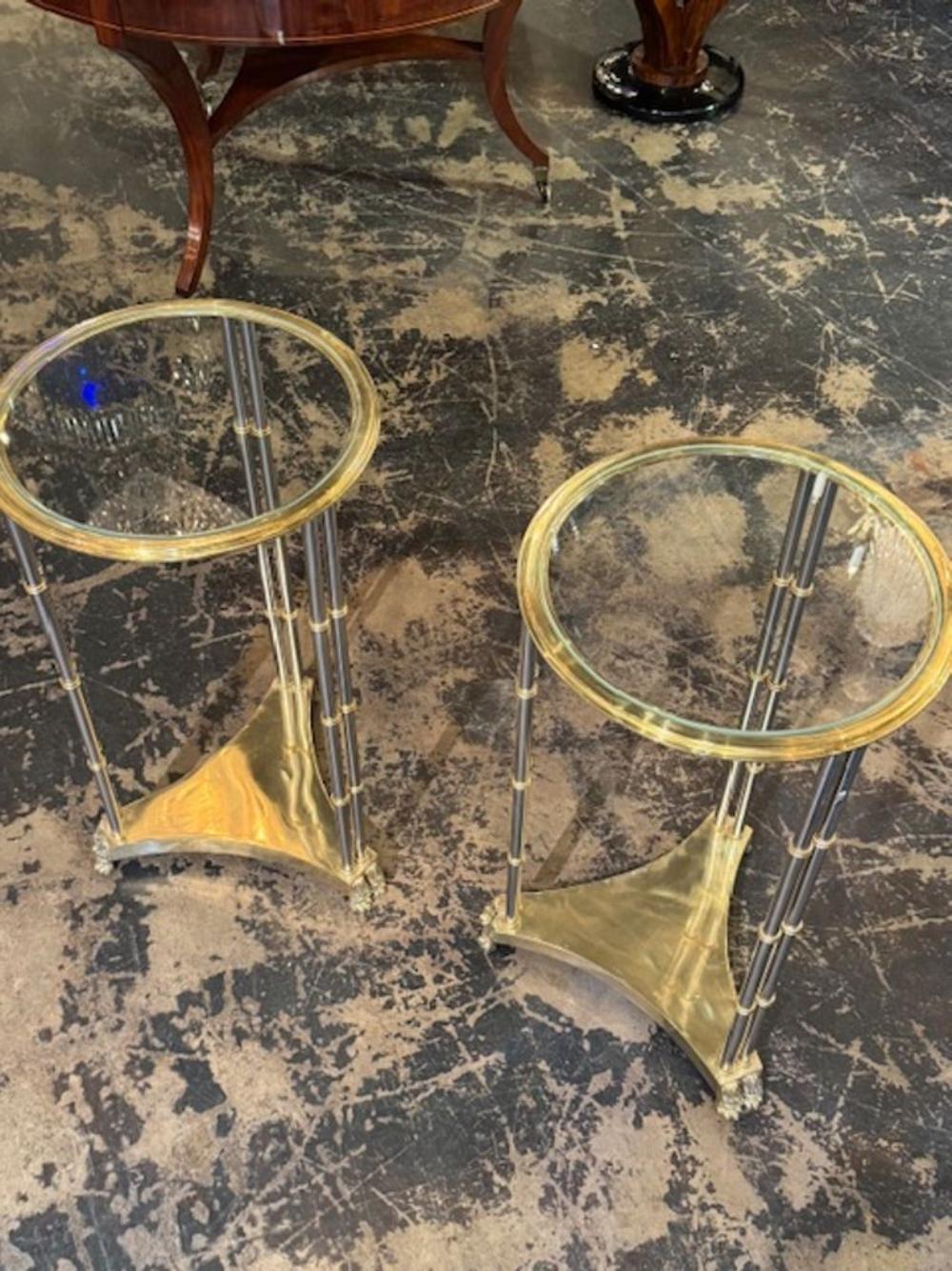 Paire de tables d'appoint en acier et laiton poli de la Maison Jansen en vente 1