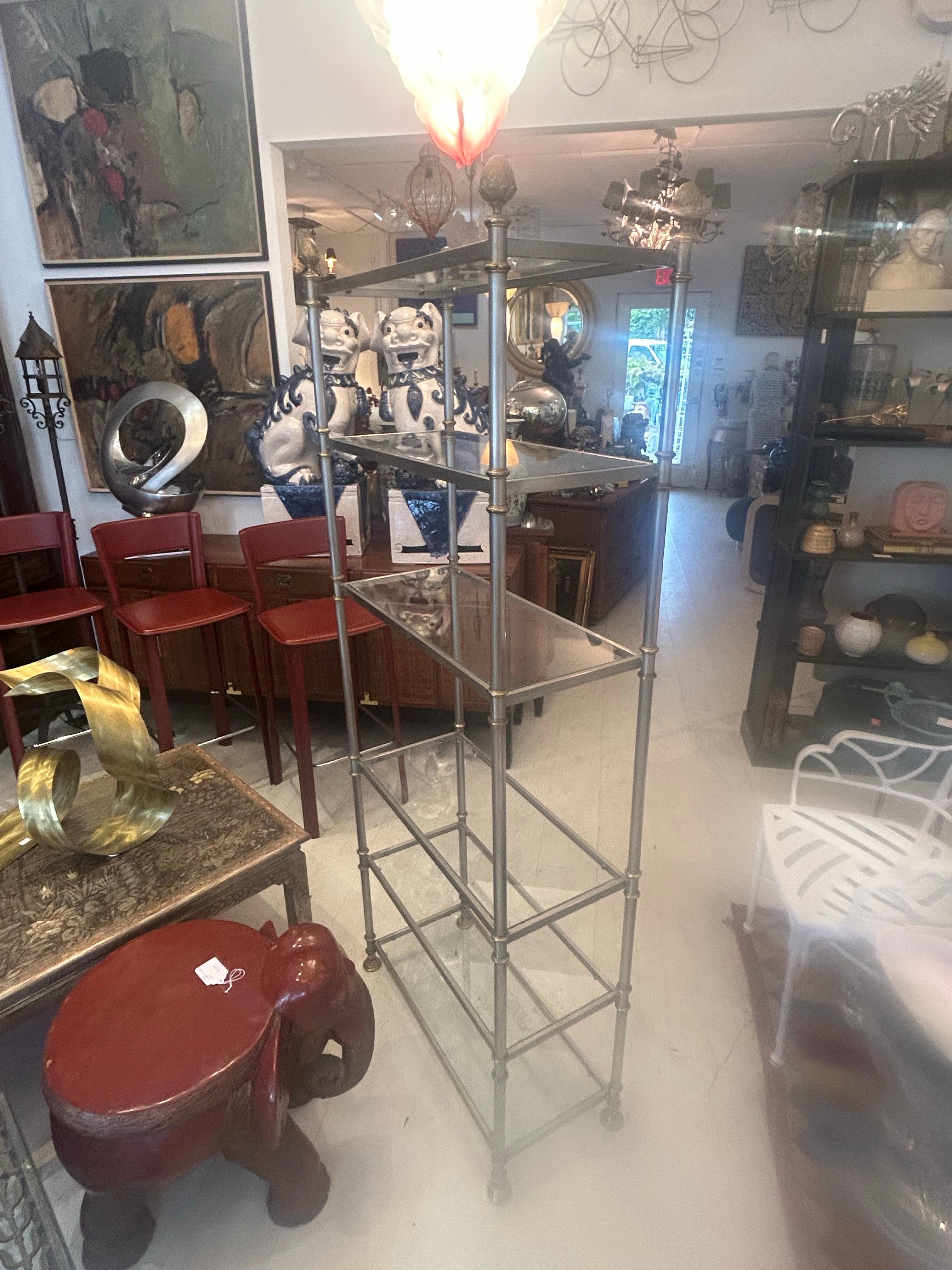 Paire d'étagères en acier brossé et laiton de la Maison Jansen Paris, à six niveaux en vente 3